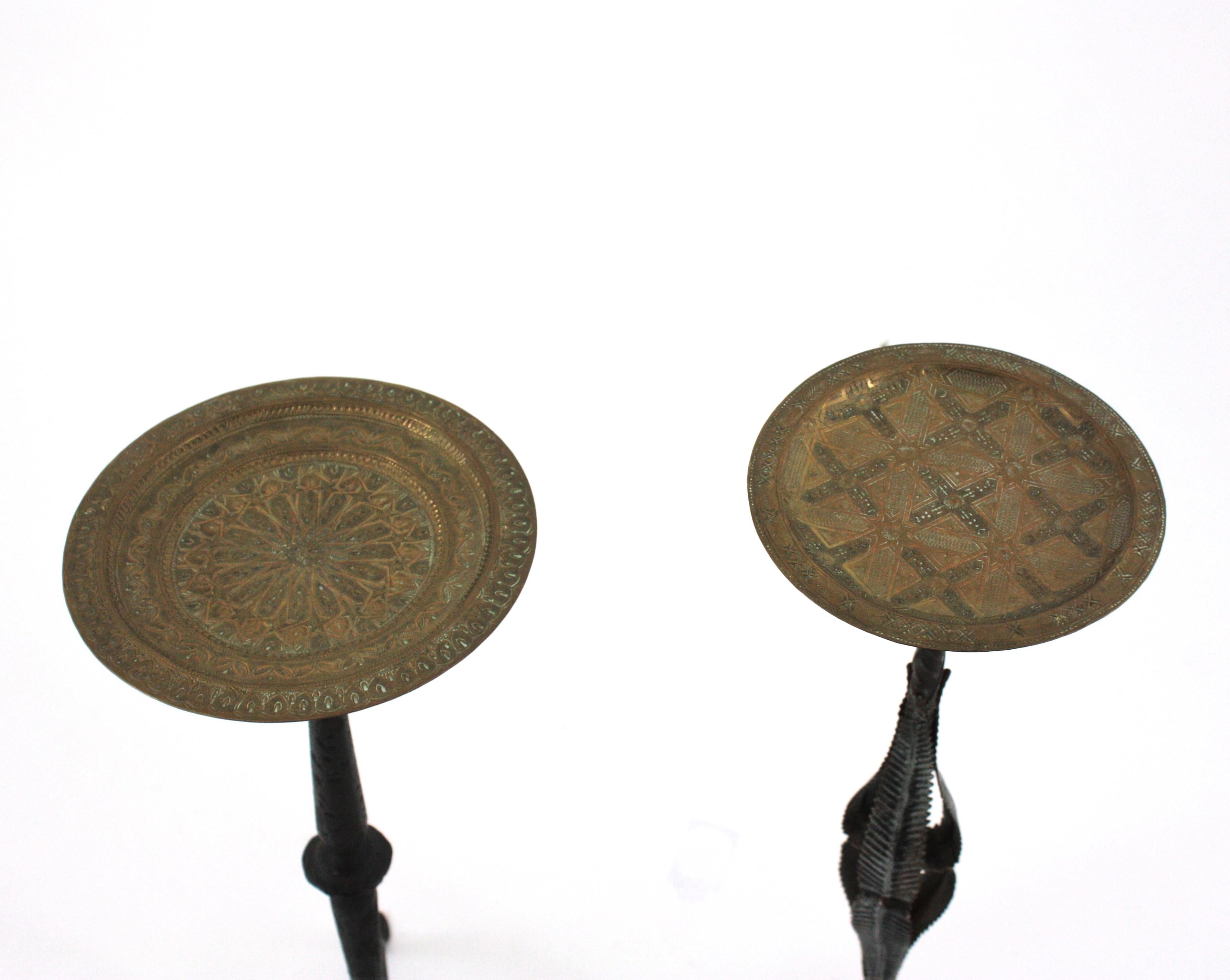 Pareja de Mesas para Bebidas / Mesas Auxiliares / Gueridones de Hierro Dorado con Tapa de Latón en venta 2