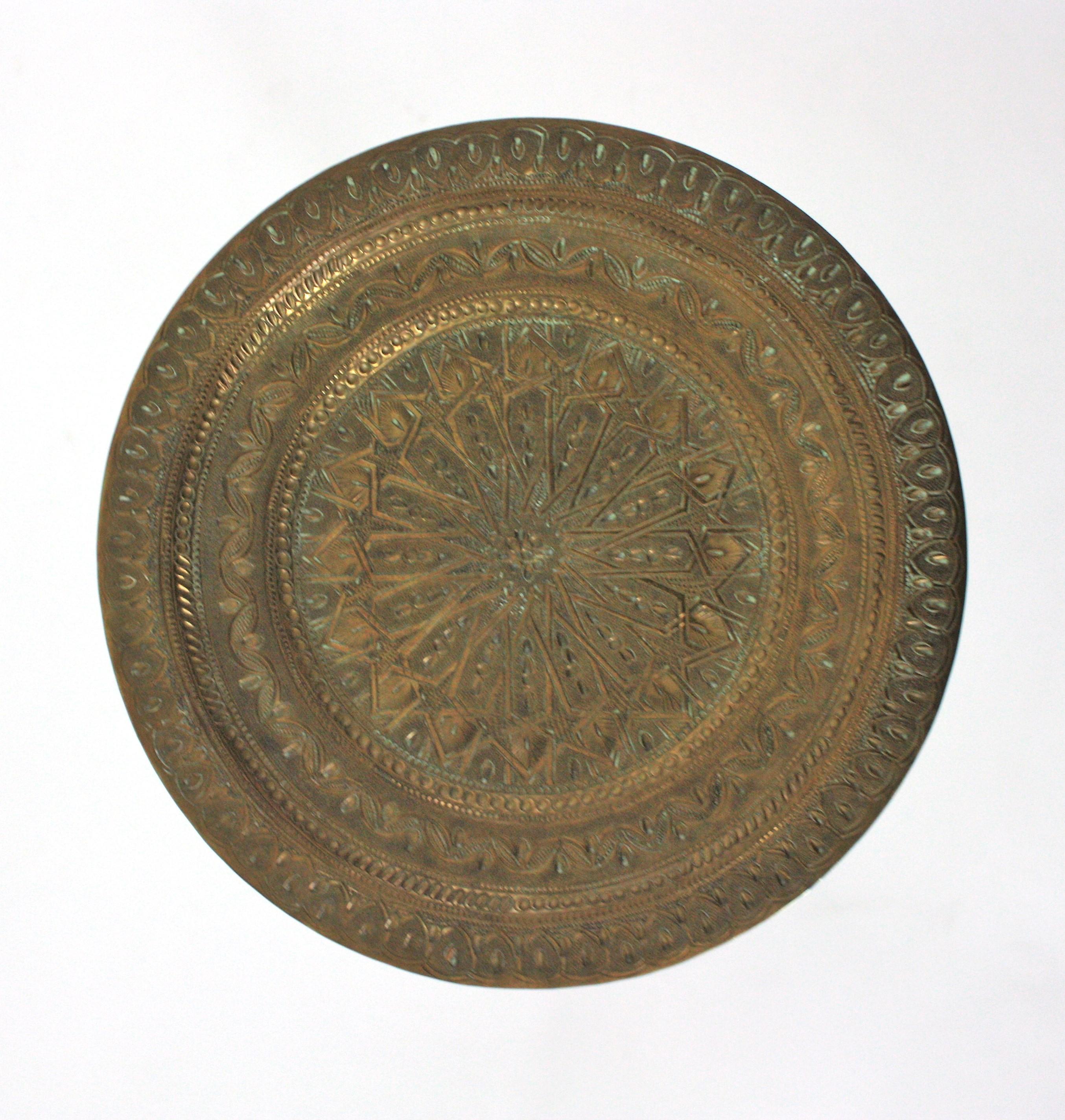 Pareja de Mesas para Bebidas / Mesas Auxiliares / Gueridones de Hierro Dorado con Tapa de Latón en venta 4