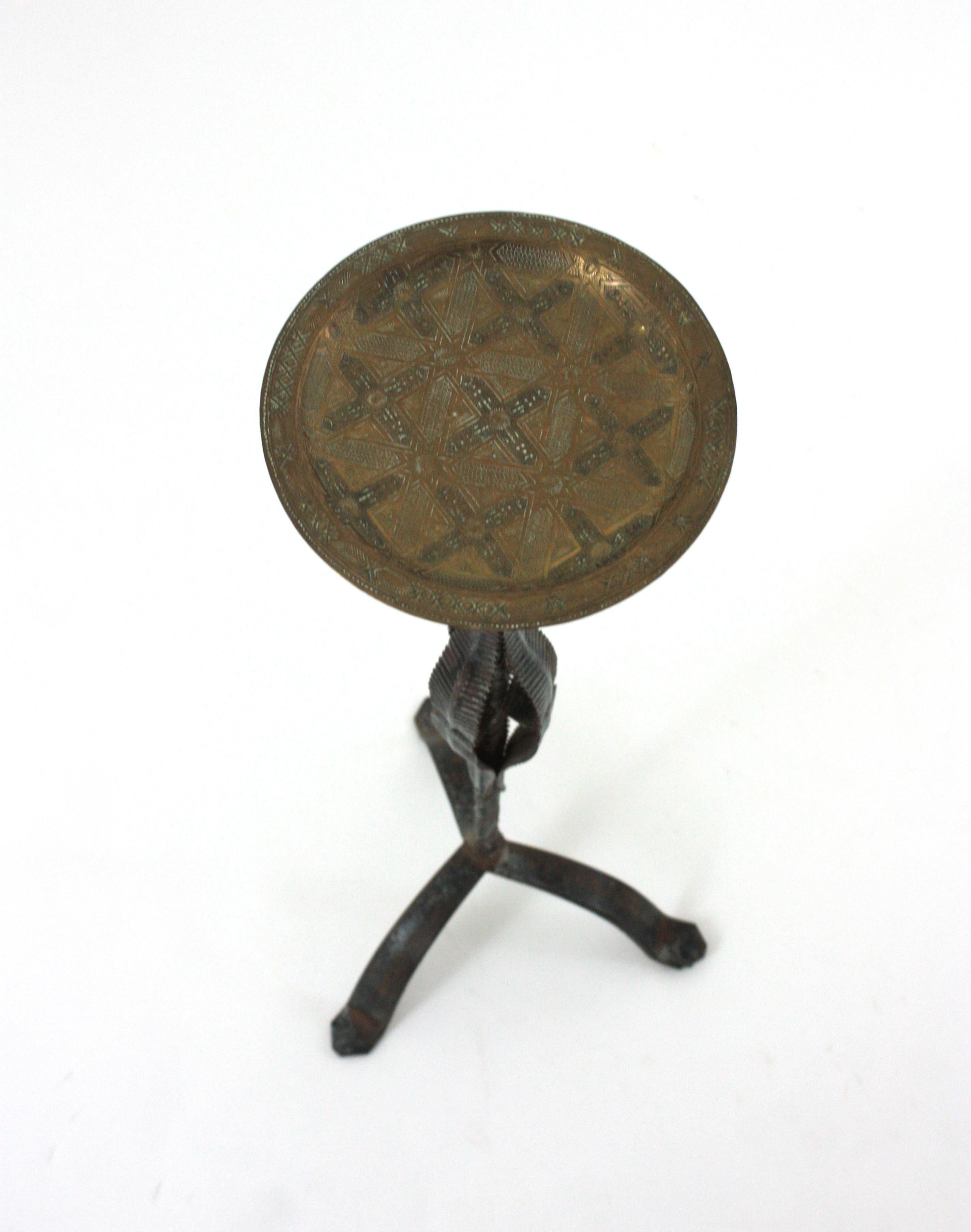 Pareja de Mesas para Bebidas / Mesas Auxiliares / Gueridones de Hierro Dorado con Tapa de Latón en venta 7