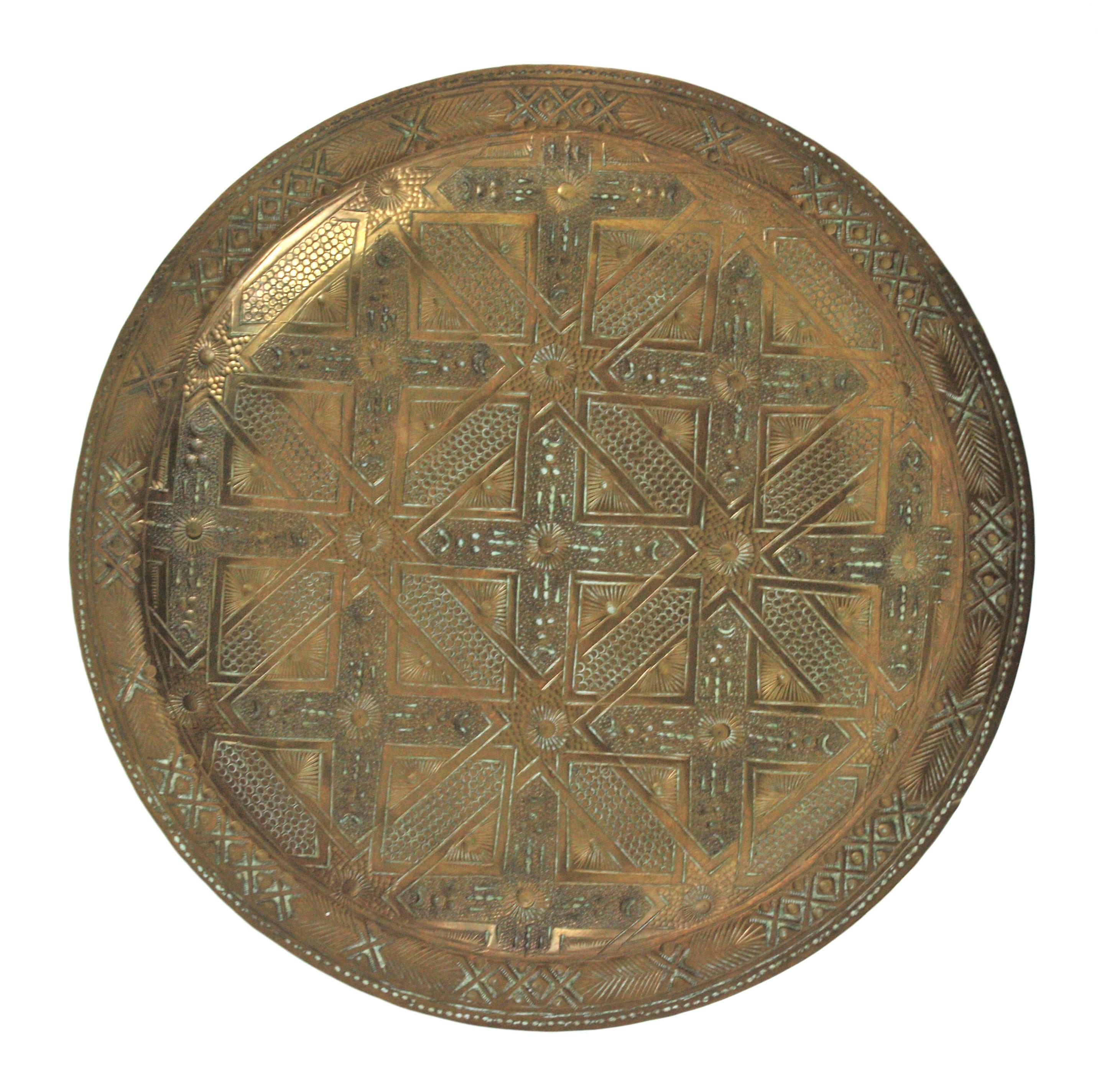 Pareja de Mesas para Bebidas / Mesas Auxiliares / Gueridones de Hierro Dorado con Tapa de Latón en venta 8