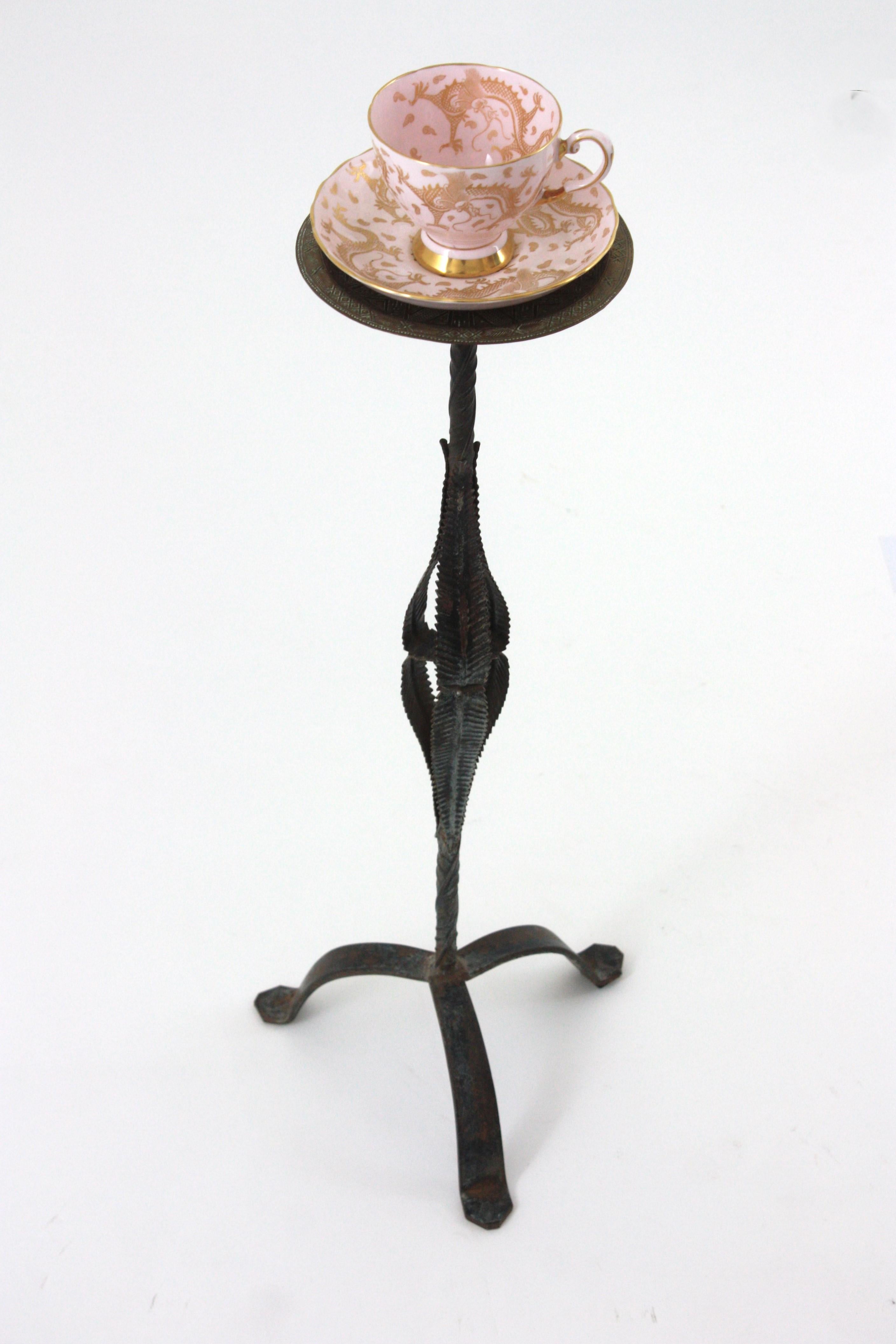 Pareja de Mesas para Bebidas / Mesas Auxiliares / Gueridones de Hierro Dorado con Tapa de Latón Metal en venta