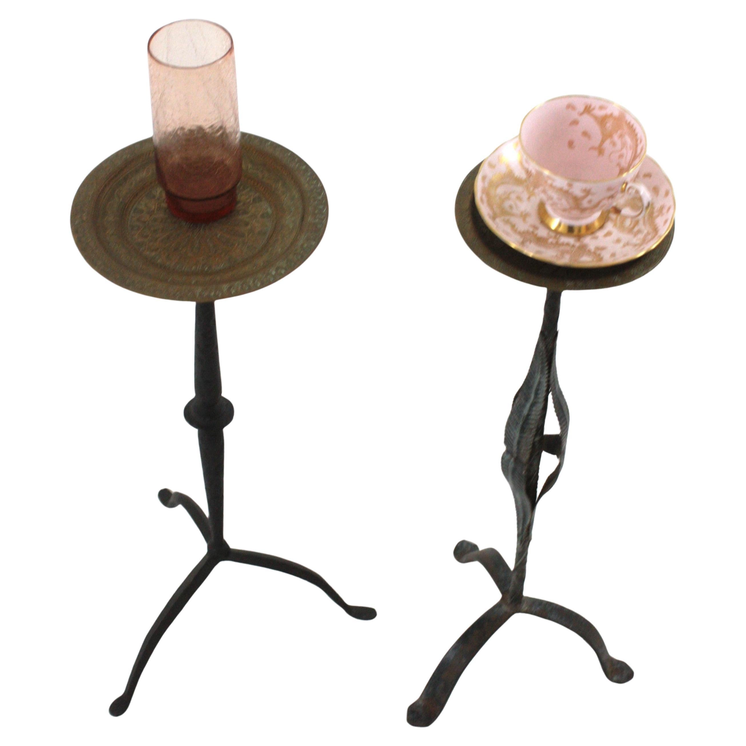 Pareja de Mesas para Bebidas / Mesas Auxiliares / Gueridones de Hierro Dorado con Tapa de Latón en venta 1