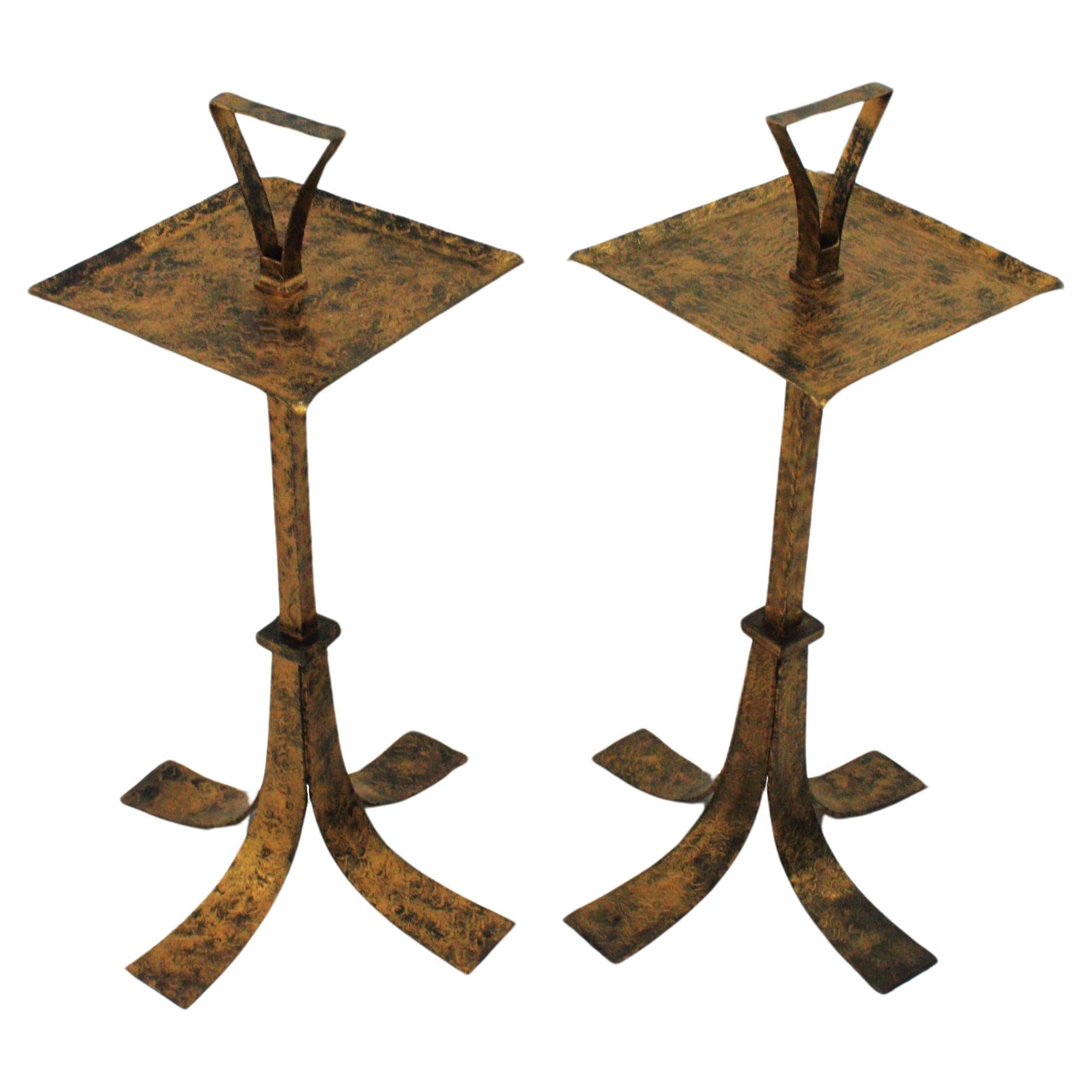 Pair Spanish Brutalist Drink Tables, wrought iron
Gilt patinated brutalist Martini tables with squared top and handle, Spain, 1950s
Wrought iron tables standing on four footed bases. Entirely made by hand with Brutalist design and strong