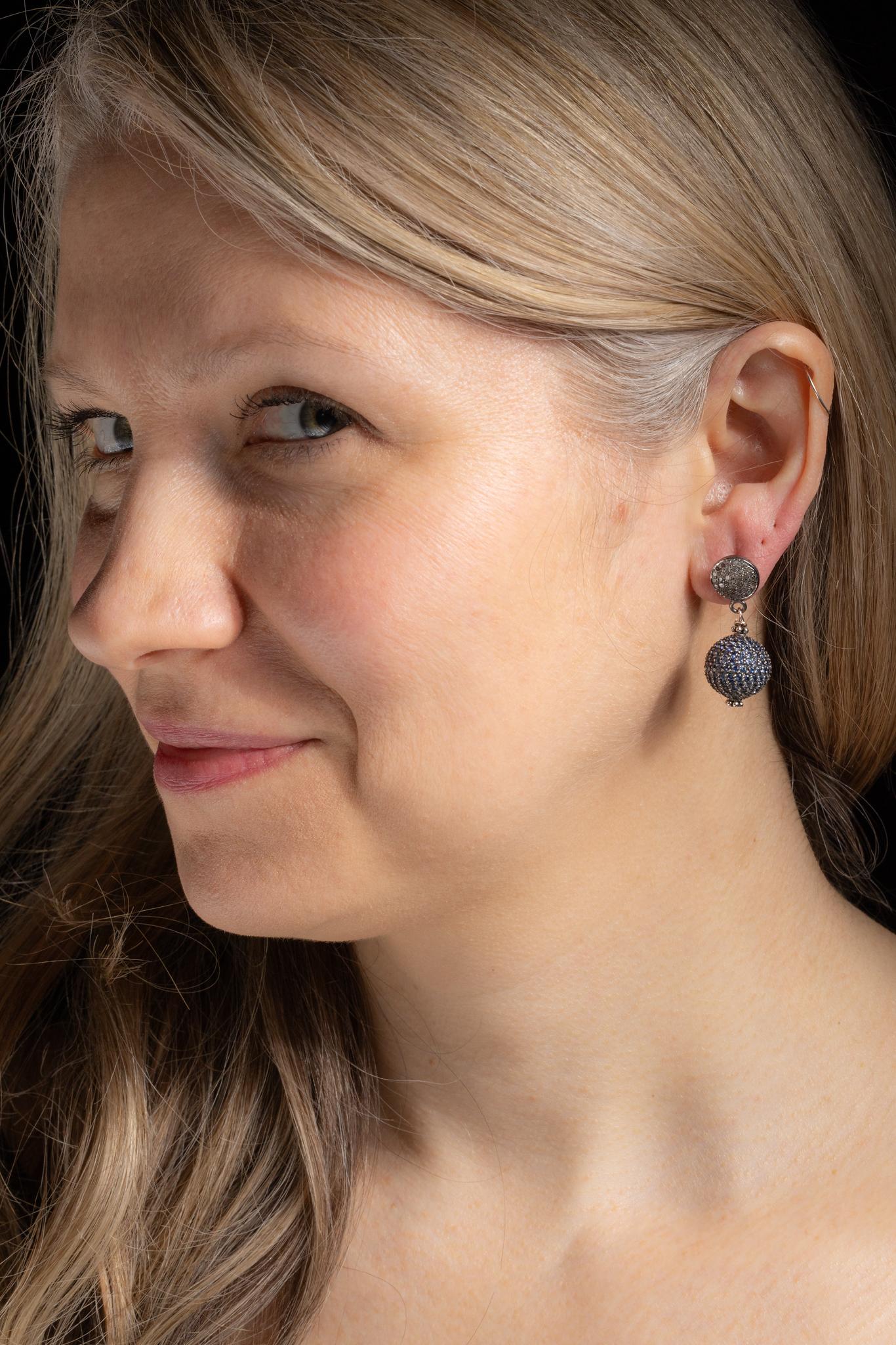 Taille ronde Paire de boucles d'oreilles pendantes avec saphirs bleus et diamants sertis en pavé en vente