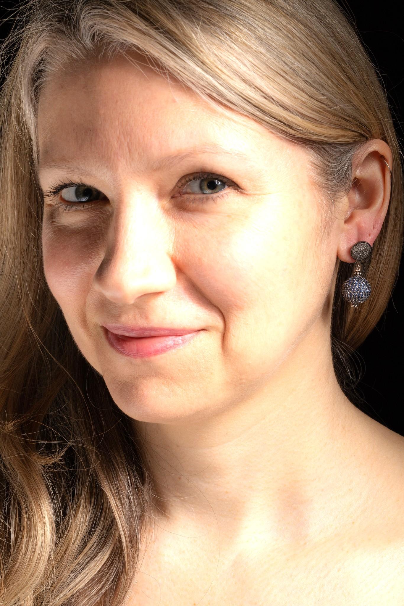 Paire de boucles d'oreilles pendantes avec saphirs bleus et diamants sertis en pavé Excellent état - En vente à Nantucket, MA