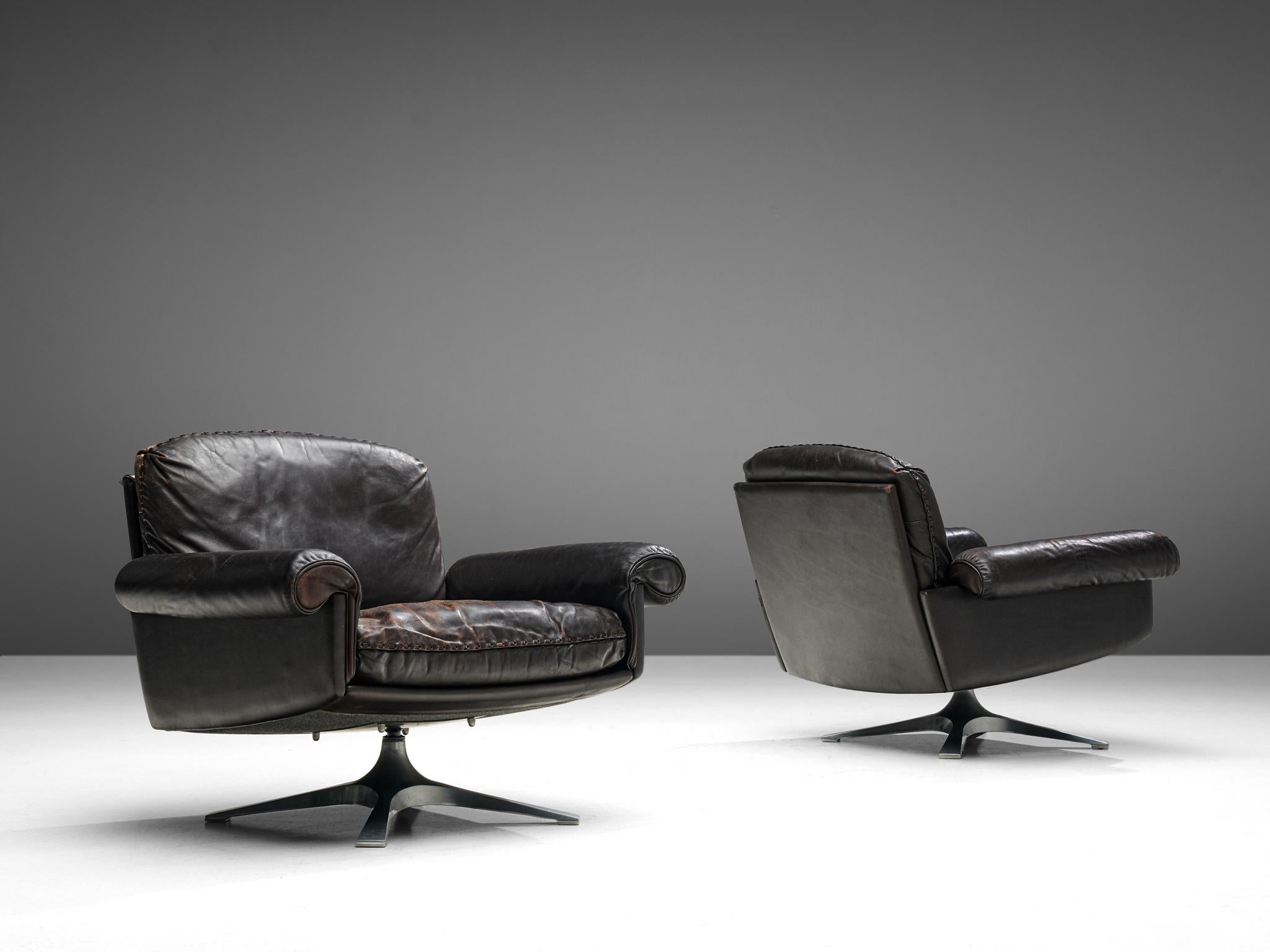 De Sede, pair of DS31 lounge chairs, leather and metal, Switzerland, 1970s

Highly comfortable pair of DS31 swivel chairs in chocolate brown leather by De Sede. The design is simplistic, yet very modern. The tilted seat is wide with outstanding,