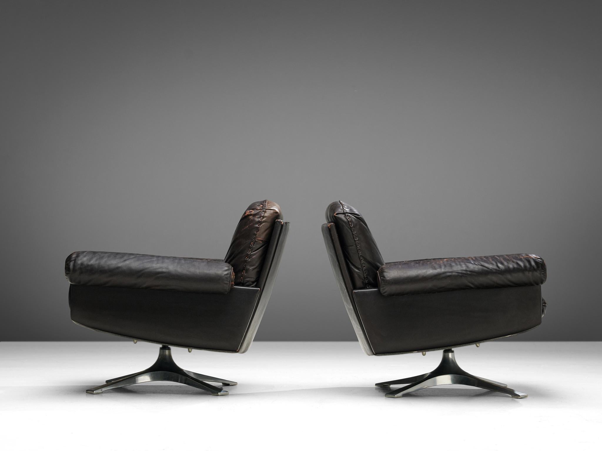 Mid-Century Modern Pair of 'DS31' Swivel Chairs in Dark Brown Leather by De Sede