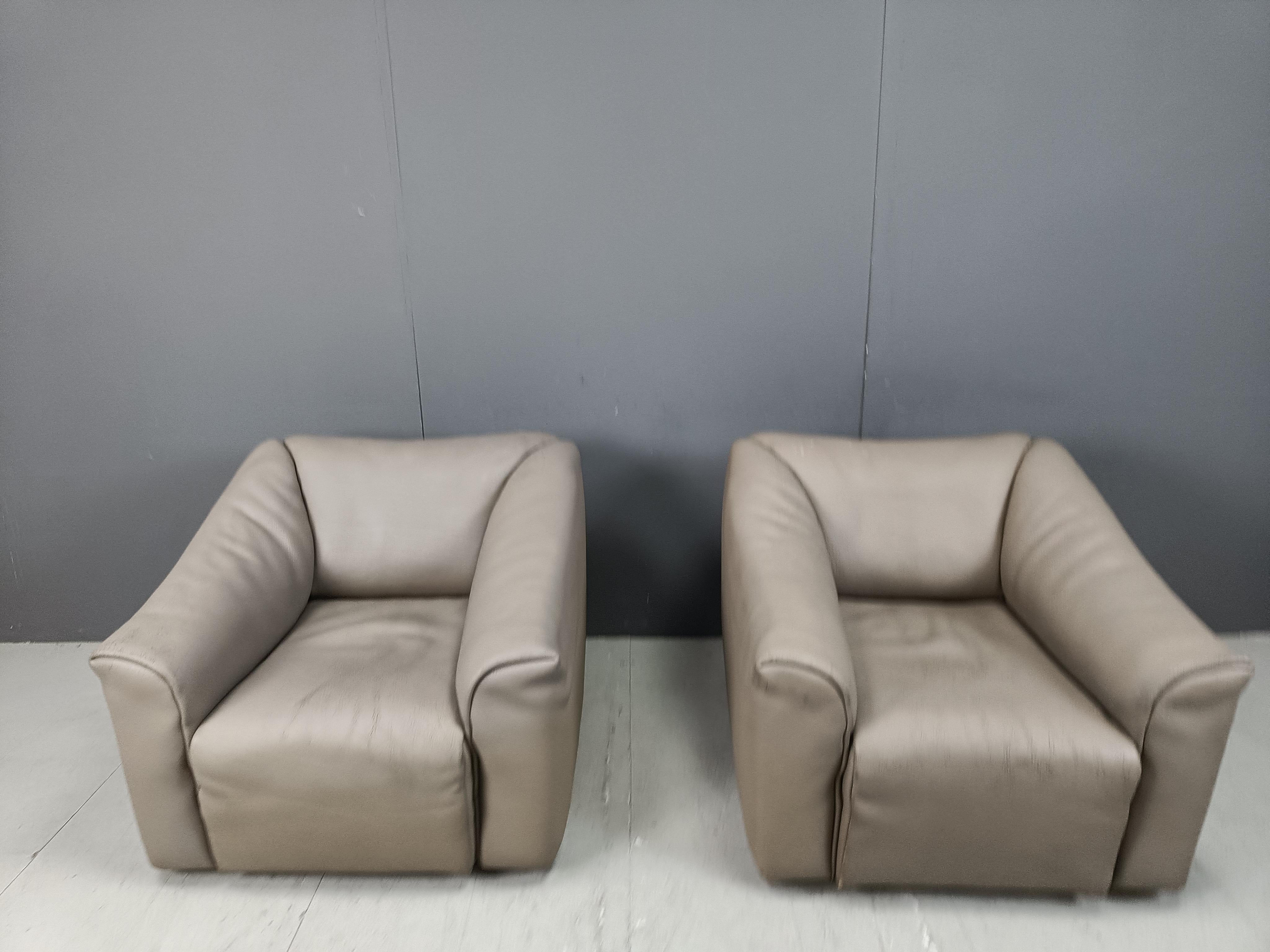 Set di poltrone DS47 in pelle color tortora di De Sede.

De Sede, rinomata per l'utilizzo di pelle della migliore qualità, ha creato alcuni divani meravigliosi.

Queste non fanno eccezione e la bella e spessa pelle del collo dura nel tempo.

In