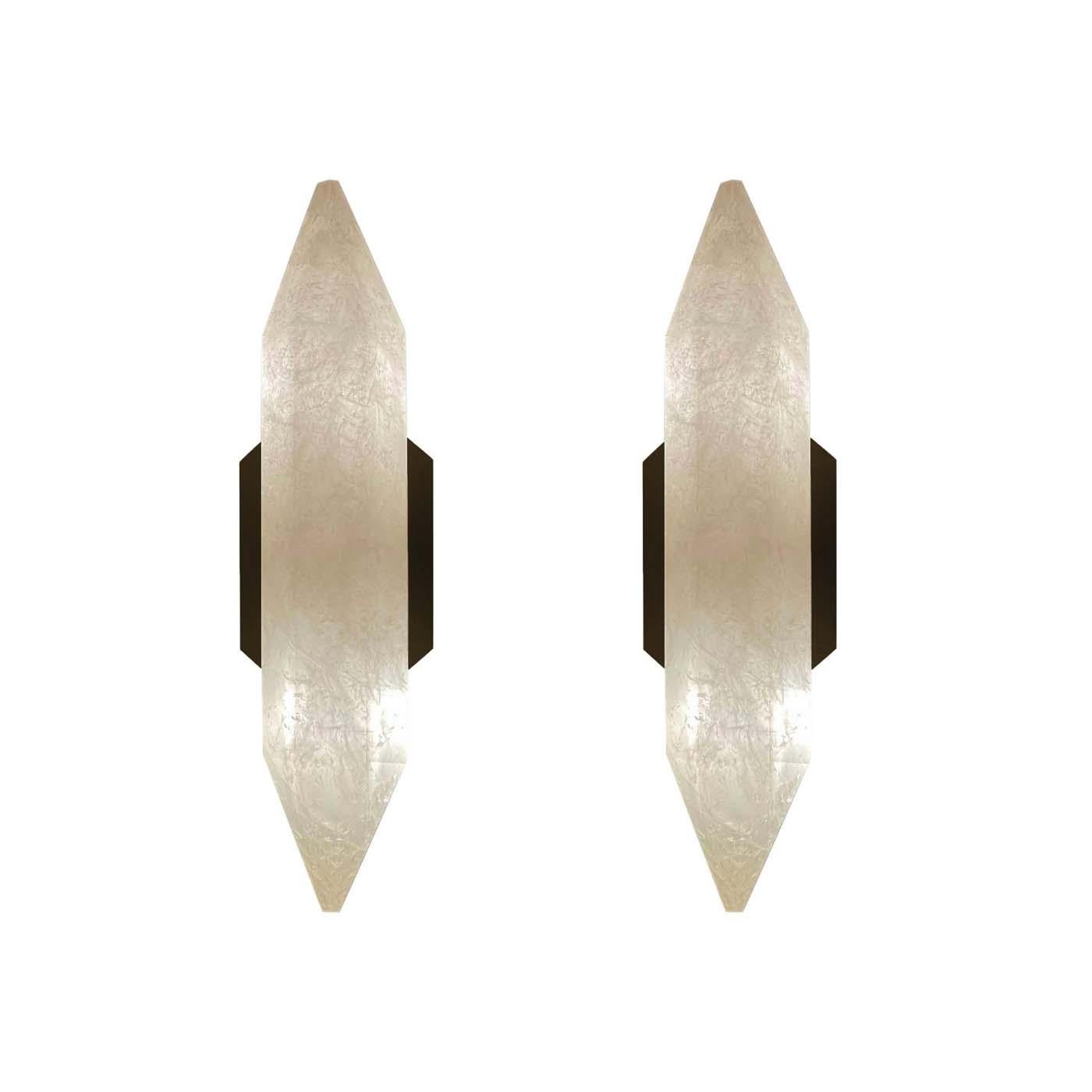 Coppia di appliques in cristallo di rocca finemente intagliato con piastra posteriore in ottone antico.
Due prese E12 installate.

La piastra posteriore misura 6 pollici di altezza e 4 pollici di larghezza.

2 