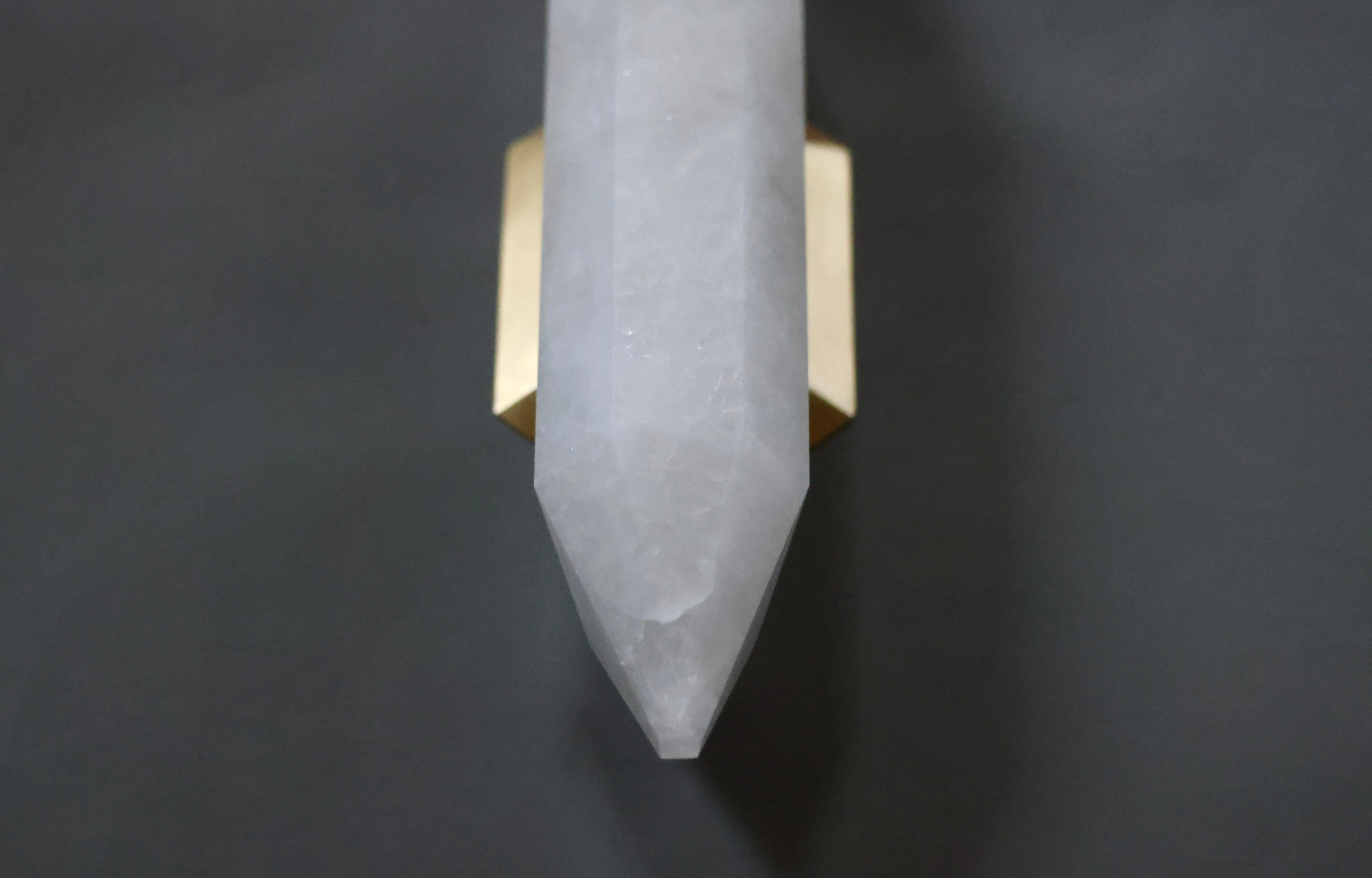 Coppia di Sconce in cristallo di rocca DSR15 di Phoenix in ottone antico In condizioni Nuovo in vendita a New York, NY