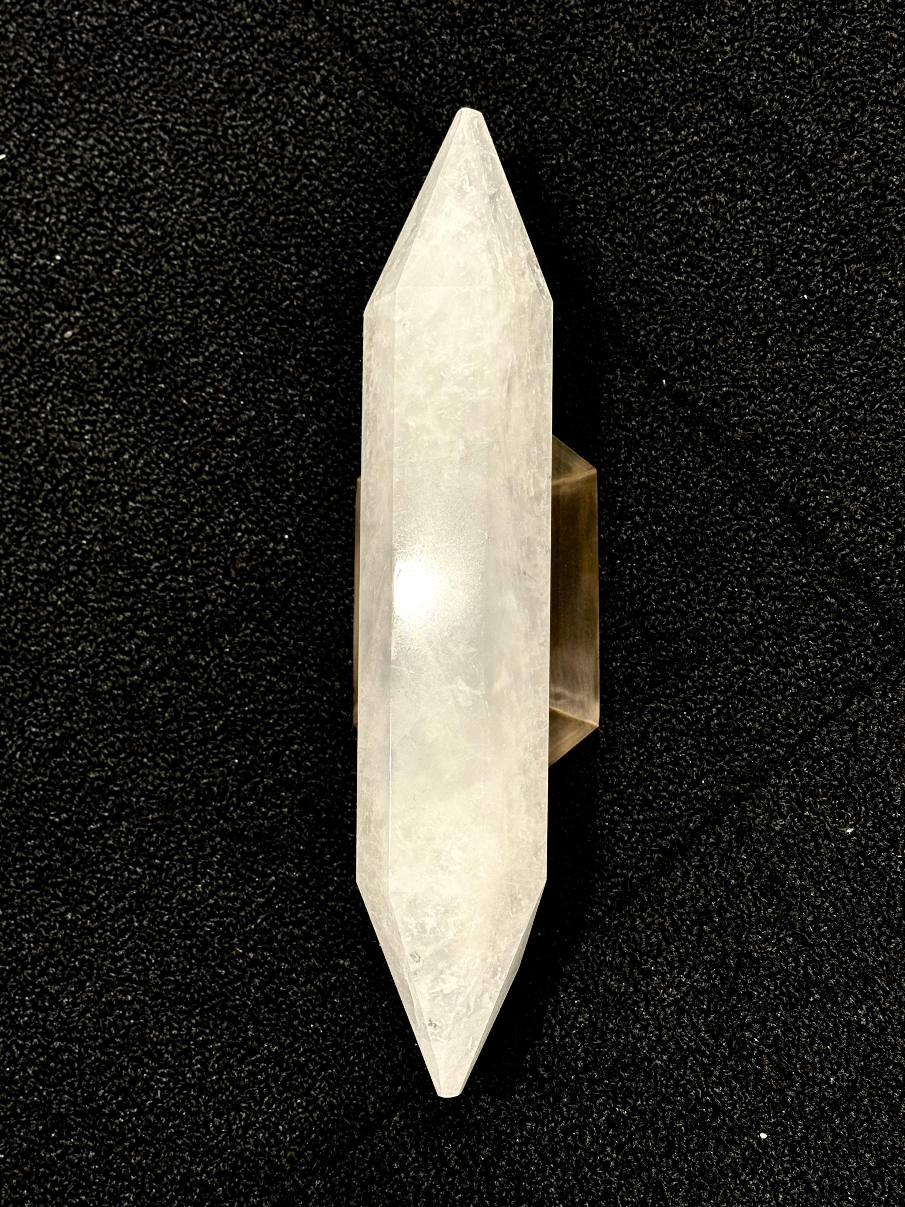 XXI secolo e contemporaneo Coppia di Sconce in cristallo di rocca DSR15 di Phoenix in ottone antico in vendita