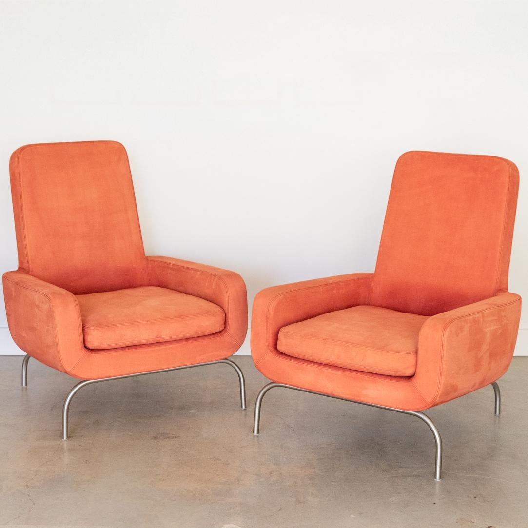 Fantastica coppia di poltrone italiane di Rodolfo Dordoni per Minotti. Grandi linee curve sui braccioli e sulla base con cuscino singolo per la seduta. La tappezzeria originale in pelle scamosciata rossa è stata pulita e rinnovata. Quattro gambe