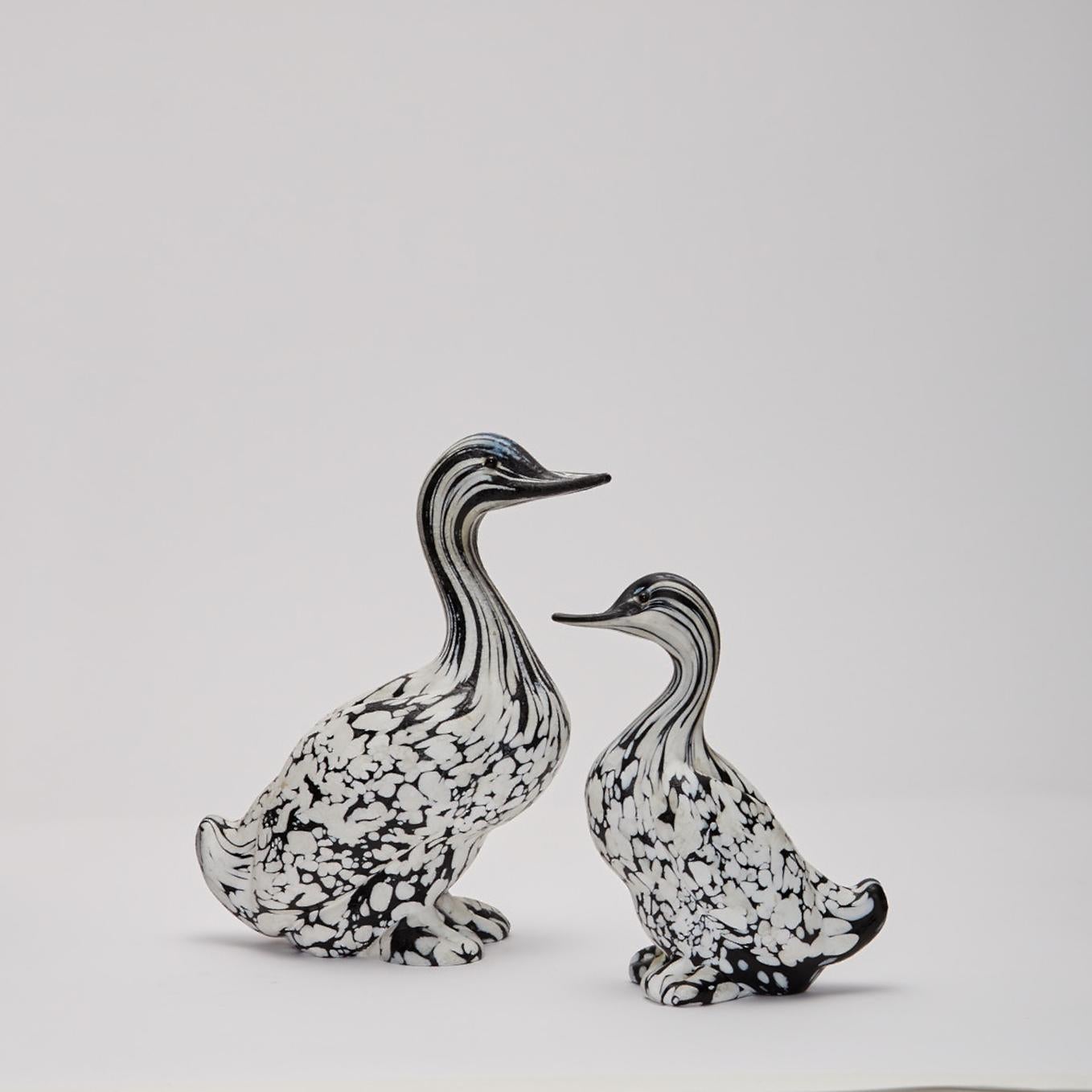 Paire de sculptures animales en noir et blanc d'Archimede Seguso (1909-1999), Italie, réalisées vers 1970, comprenant deux grands canards, en verre opaque massif.
Archimede Seguso est né sur l'île de Murano. L'héritage de sa famille en tant