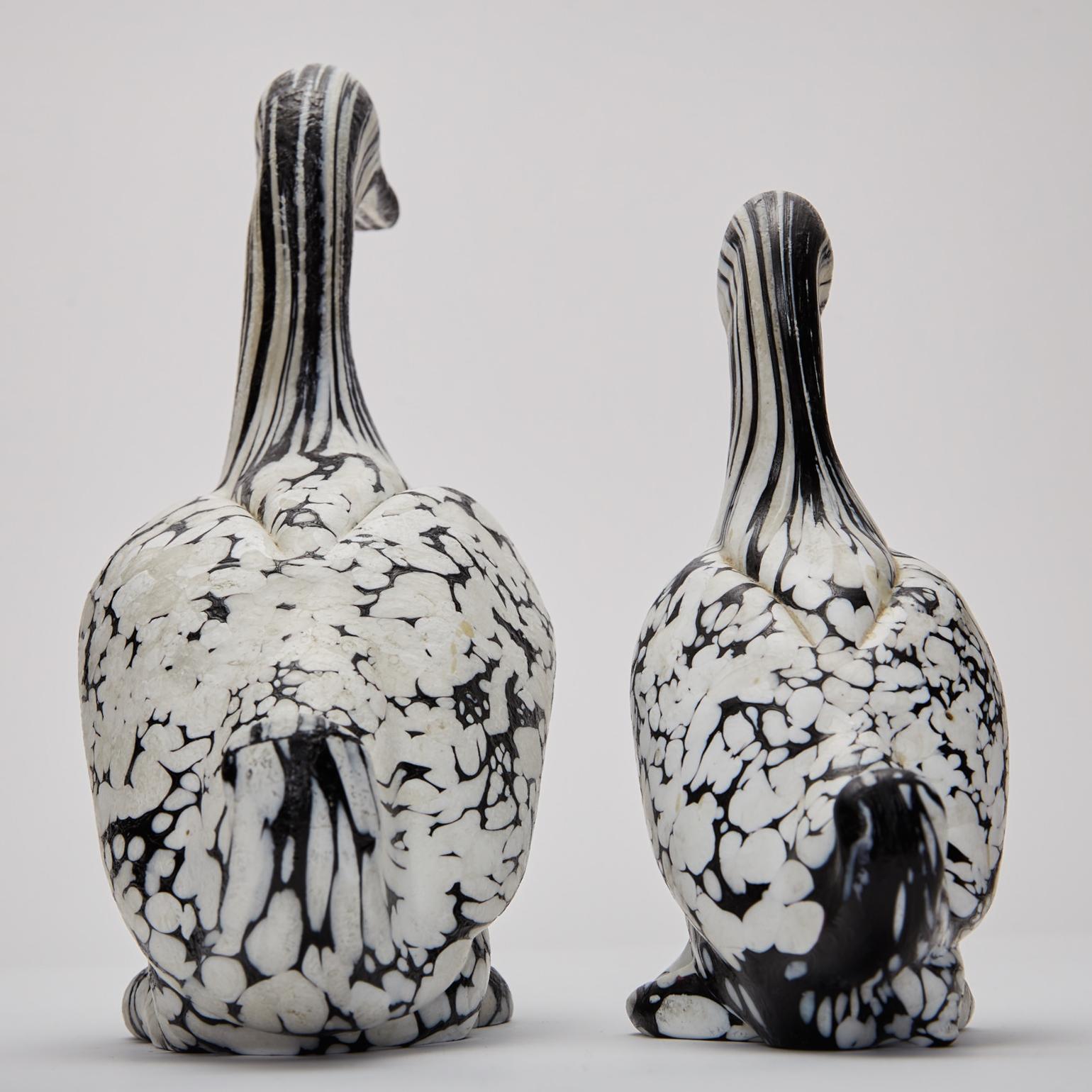 italien Archimede Seguso Paire d'objets de décoration  Sculptures d'animaux de canards noirs et blancs de Murano en vente