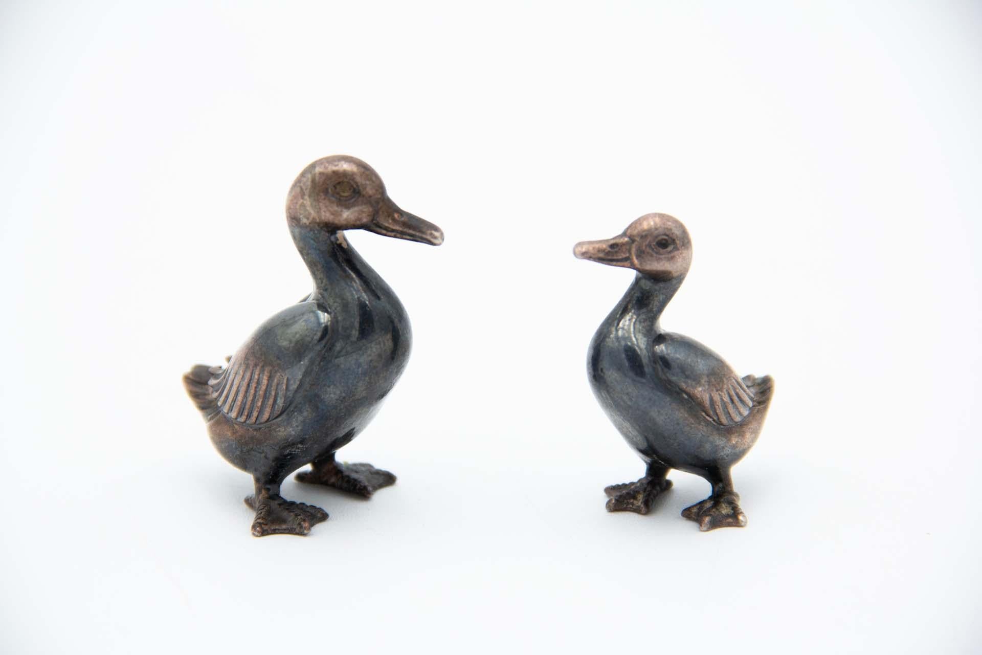Description: Pair of ducks in nickel-plated silver. Metal: Silver. Origin: Italian. Mark: Unreadable. Weight: 40.69 grams. Dimensions: Large duck 2.6cmx4.8cm. Content: 925/1000. Assay mark: Yes. Additional information: Signs of use - oxidation.
