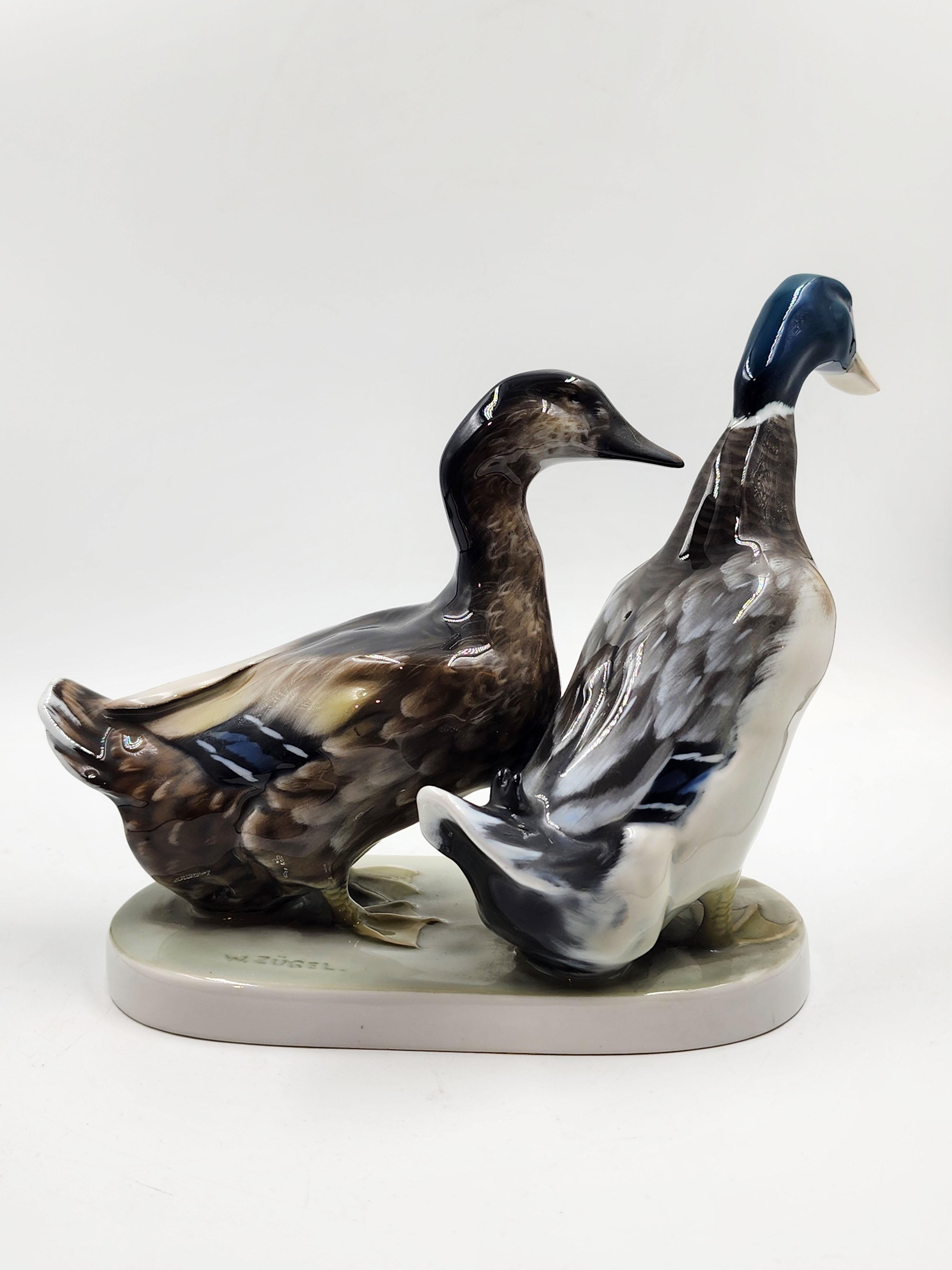 Pareja de patos sobre base de porcelana esmaltada de Rosenthal Moderno de mediados de siglo en venta