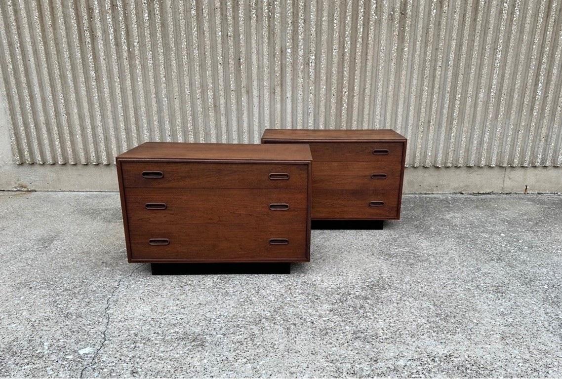 Mid-Century Modern Pair of Dunbar Floating Bedside Chests or Commodes For Sale