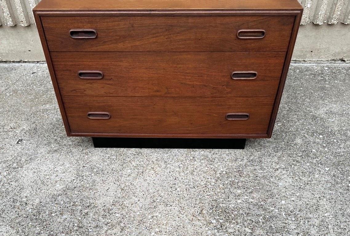 Mid-20th Century Pair of Dunbar Floating Bedside Chests or Commodes For Sale