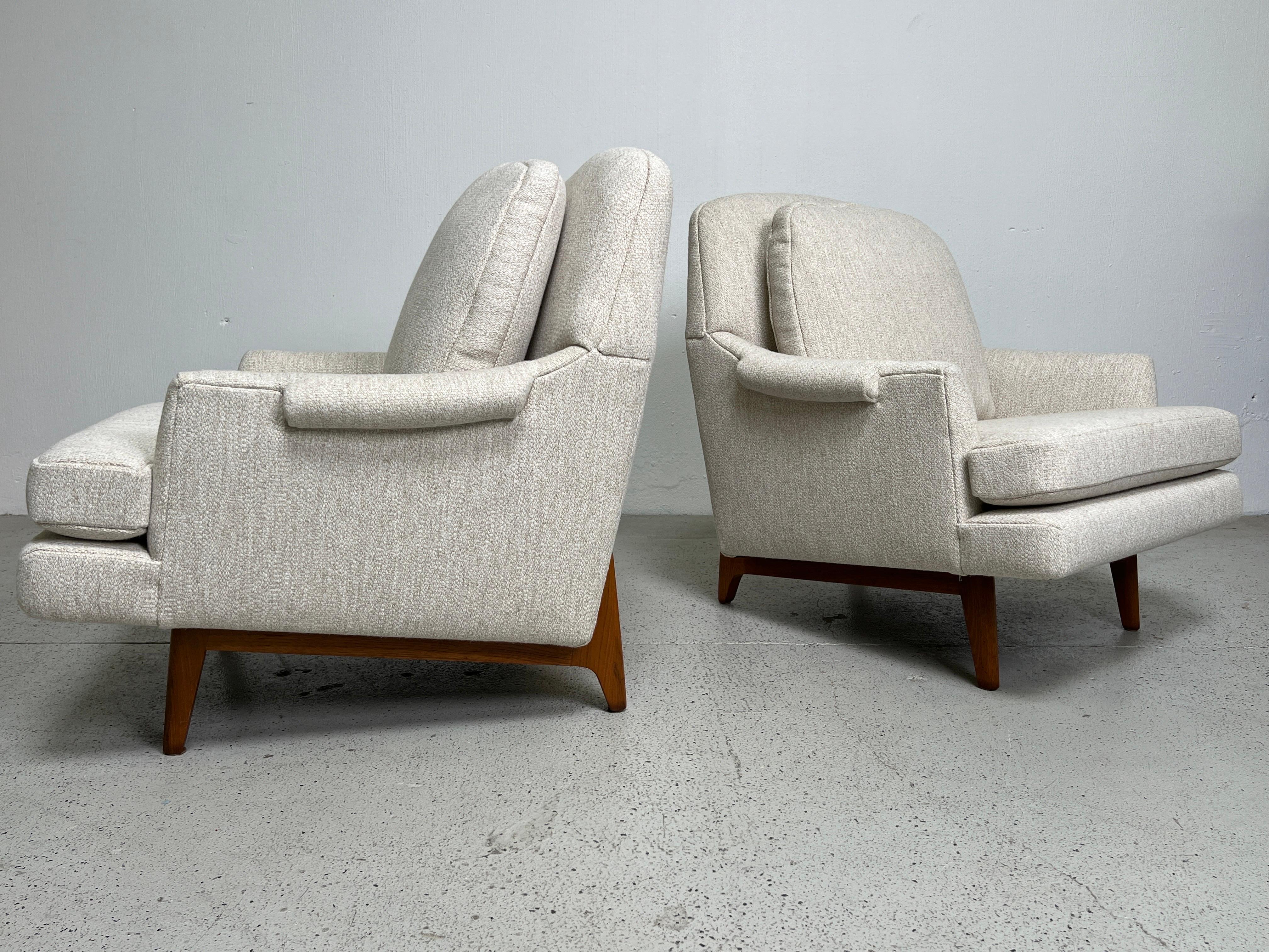 A pair of Dunbar lounge chairs model 484 designed by Roger Sprunger. Fully restored and reupholstered in Holly Hunt fabric.