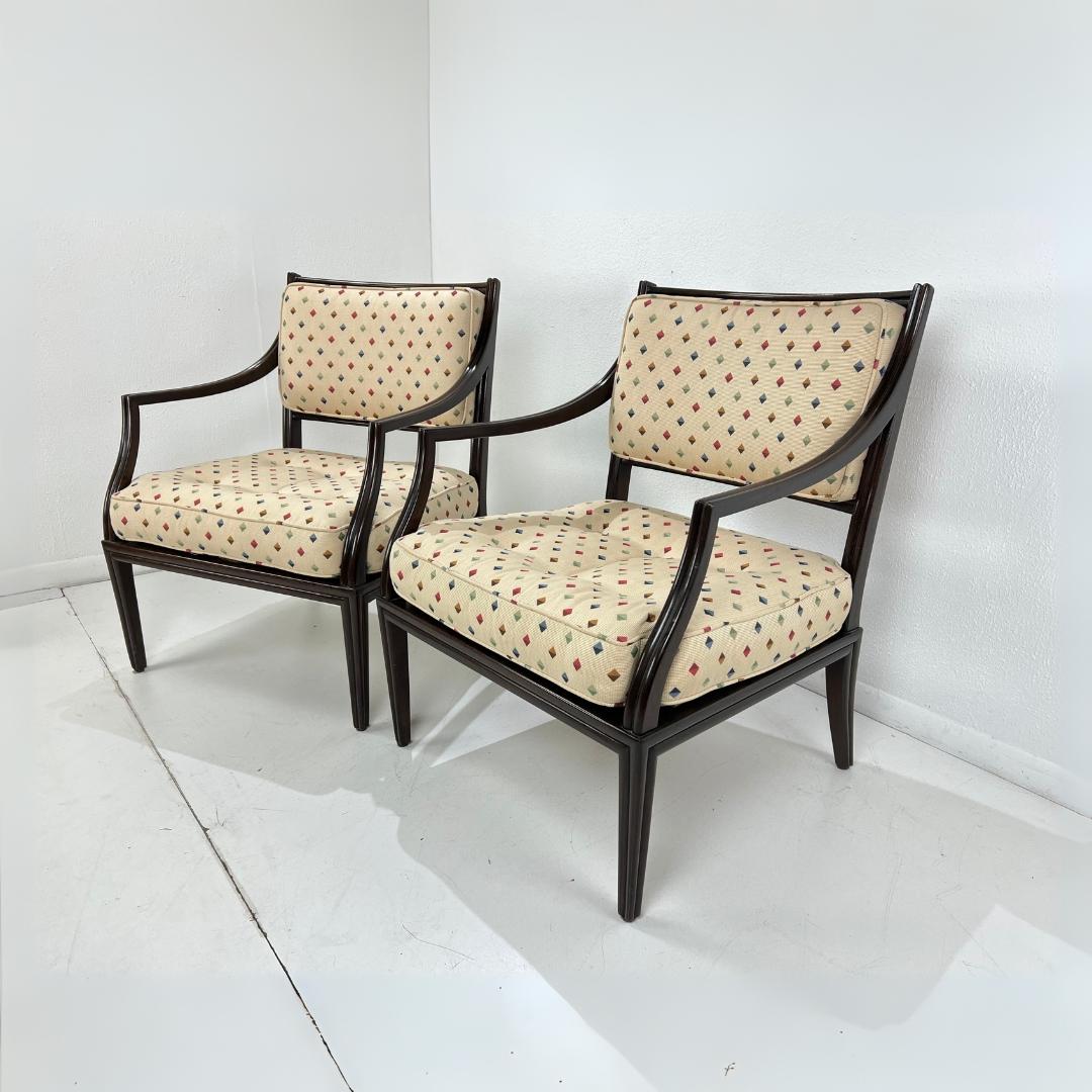 Coppia di sedie lounge 6309 disegnate da Edward Wormley per Dunbar come parte della collezione Today and Tomorrow, circa 1963. Cornici in mogano canalizzato di ispirazione francese. Rivestito in tessuto Manuel Canovas. Condizioni generali molto