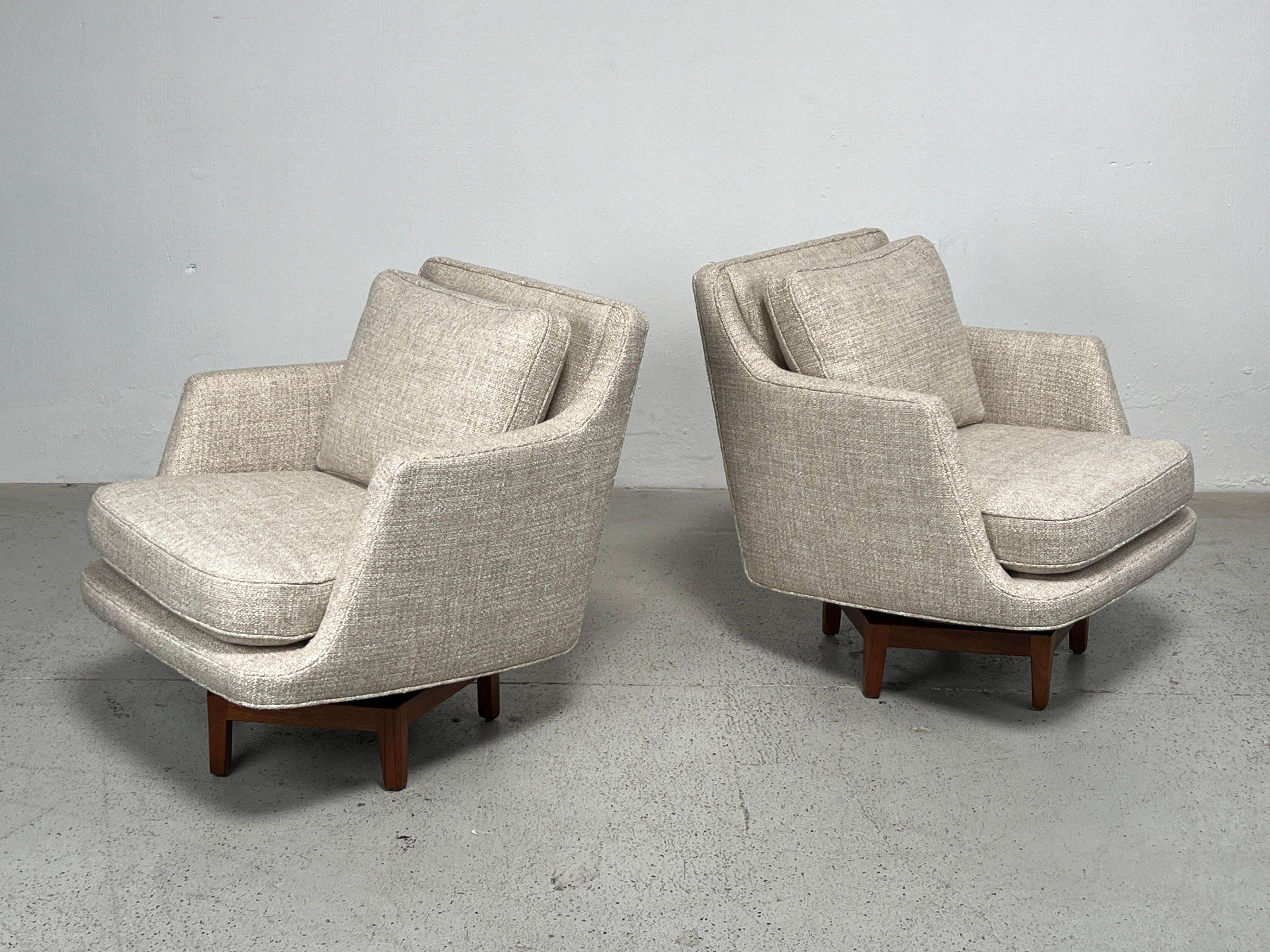 A pair of restored Dunbar swivel chairs by Edward Wormley. Refinished walnut bases and reupholstered in Holly Hunt / Esposito / Natural State fabric. 