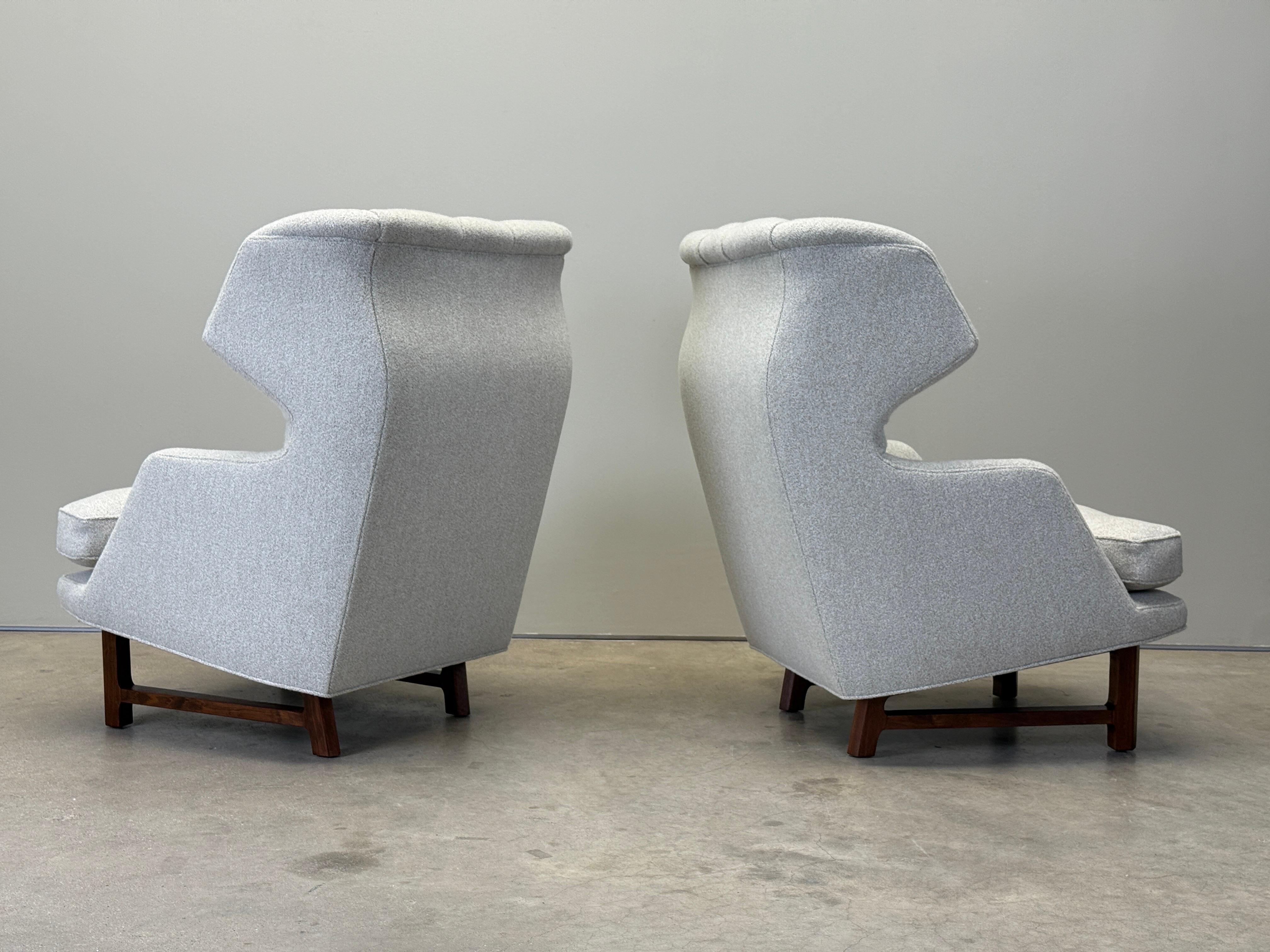 Paire de chaises longues Janus à dossier en forme d'aile, conçues par Edward Wormley pour Dunbar, parfaitement restaurées.  Piétements en noyer reverni avec sièges en duvet. Remeublé en tissu Holland & Sherry / Brunswick / Buff. 