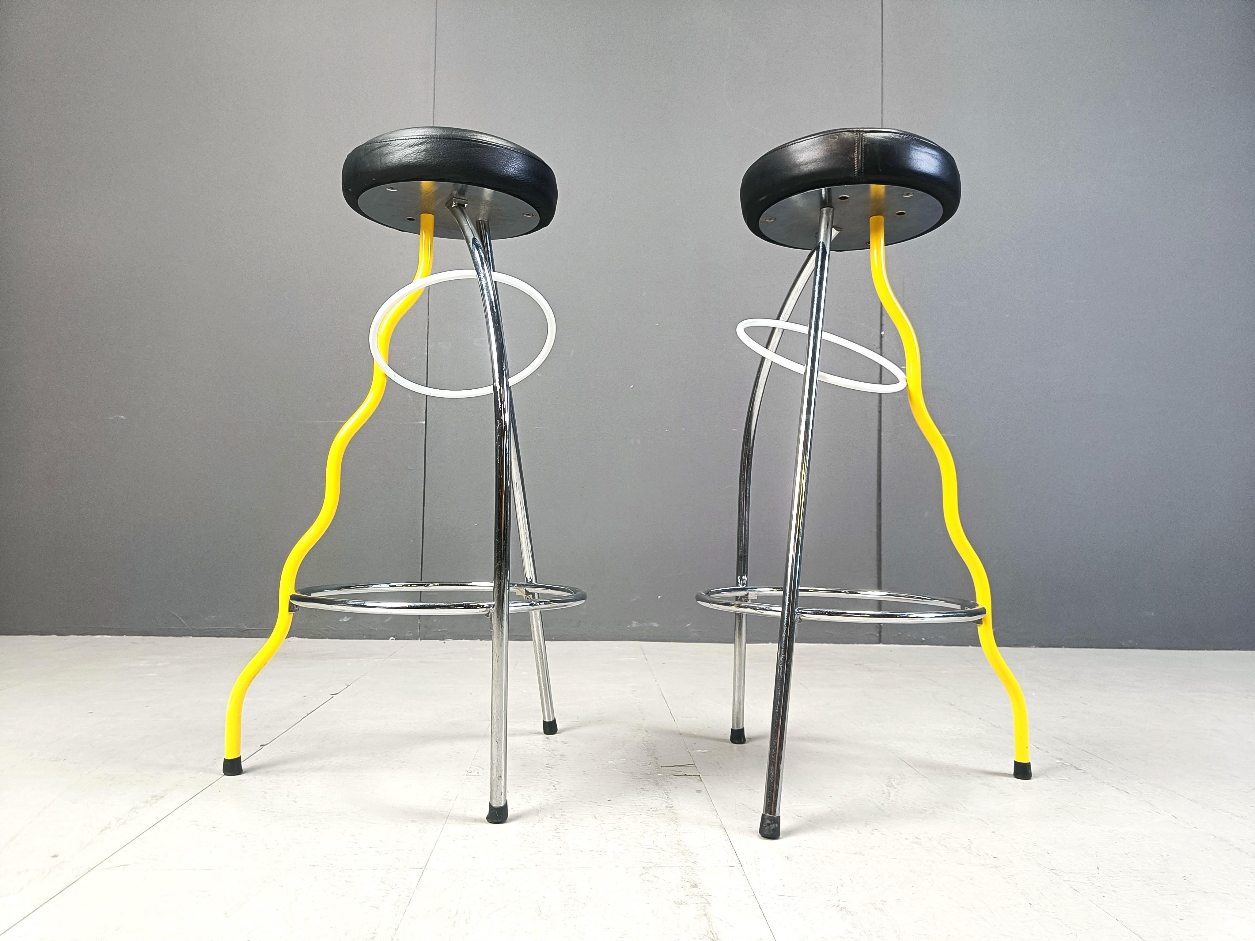 Unique memphis style bar stools designed by Javier Mariscal and initally created for the Duplex bar in valencia.

The stools are also on display at the Barcelona design Museum.

1980s - Spain

Very good condition

Dimensions:
Height: 83cm
diameter: