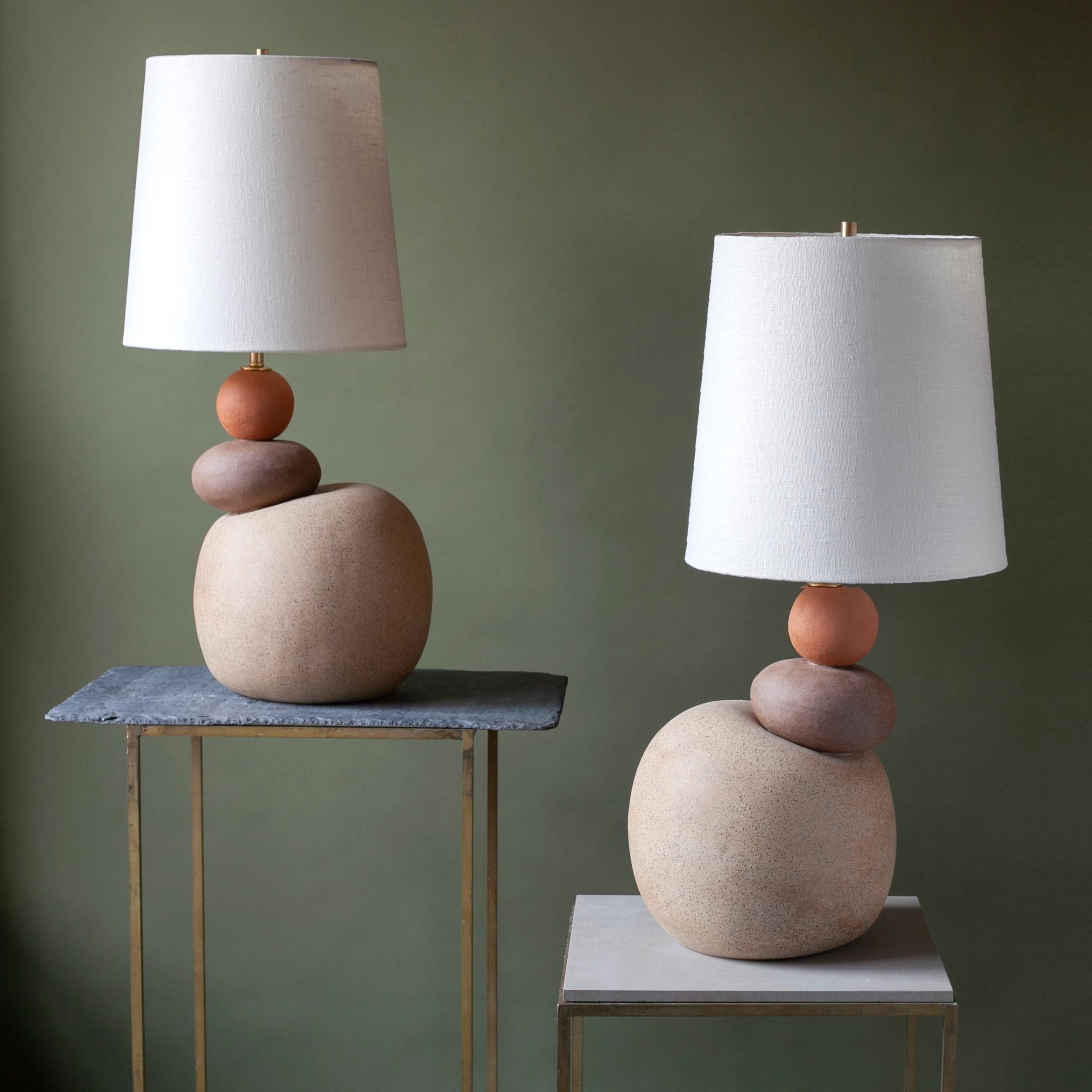 Paar Dupont-Tischlampen – zeitgenössische, handgefertigte Keramik- und postmoderne Skulptur (Moderne) im Angebot