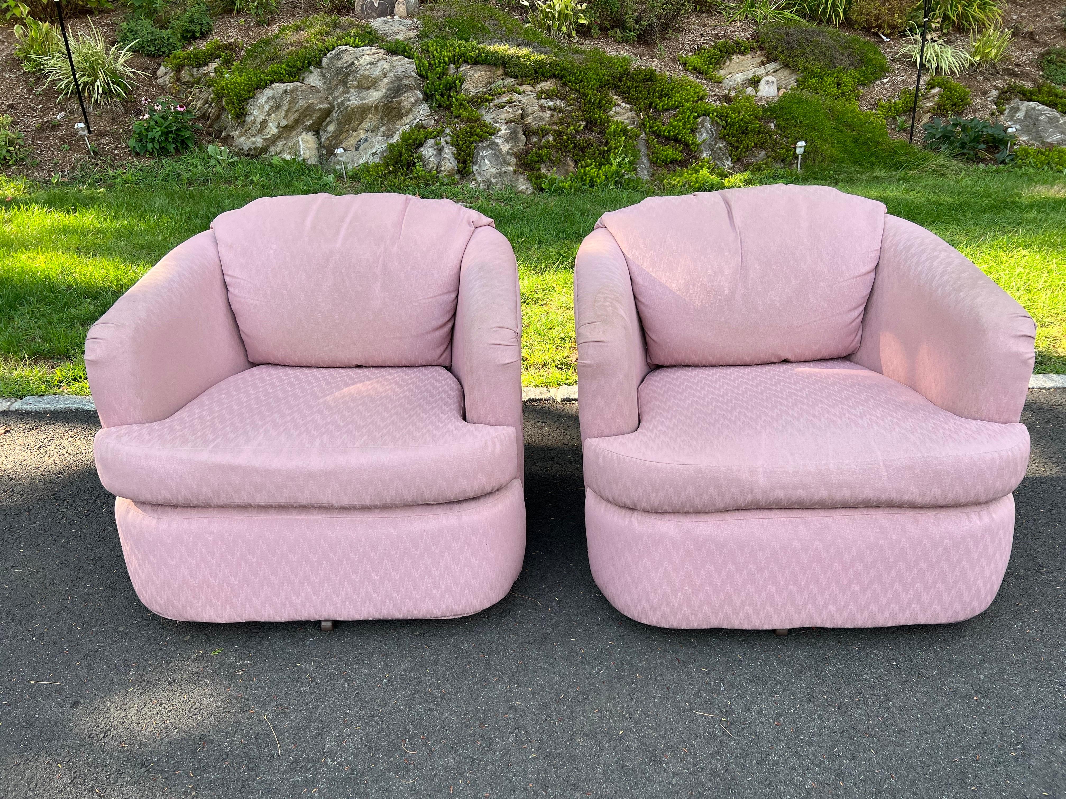 Mid-Century Modern Pair of  Dusty Pink Swivel Club Chairs For Sale