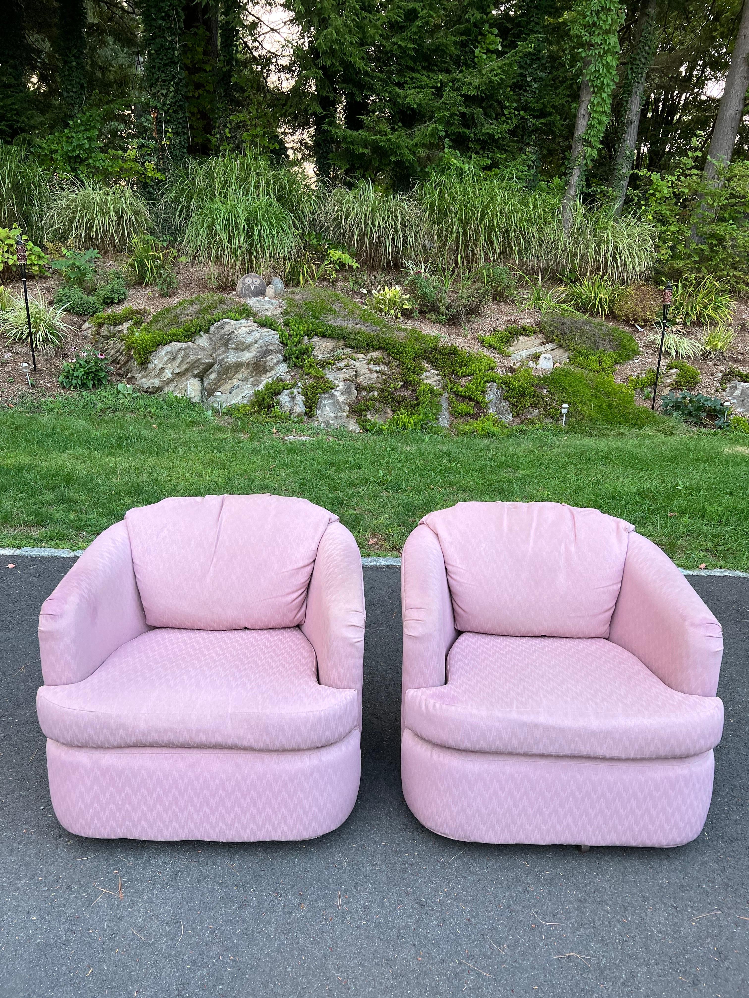 Pair of  Dusty Pink Swivel Club Chairs In Good Condition For Sale In Redding, CT