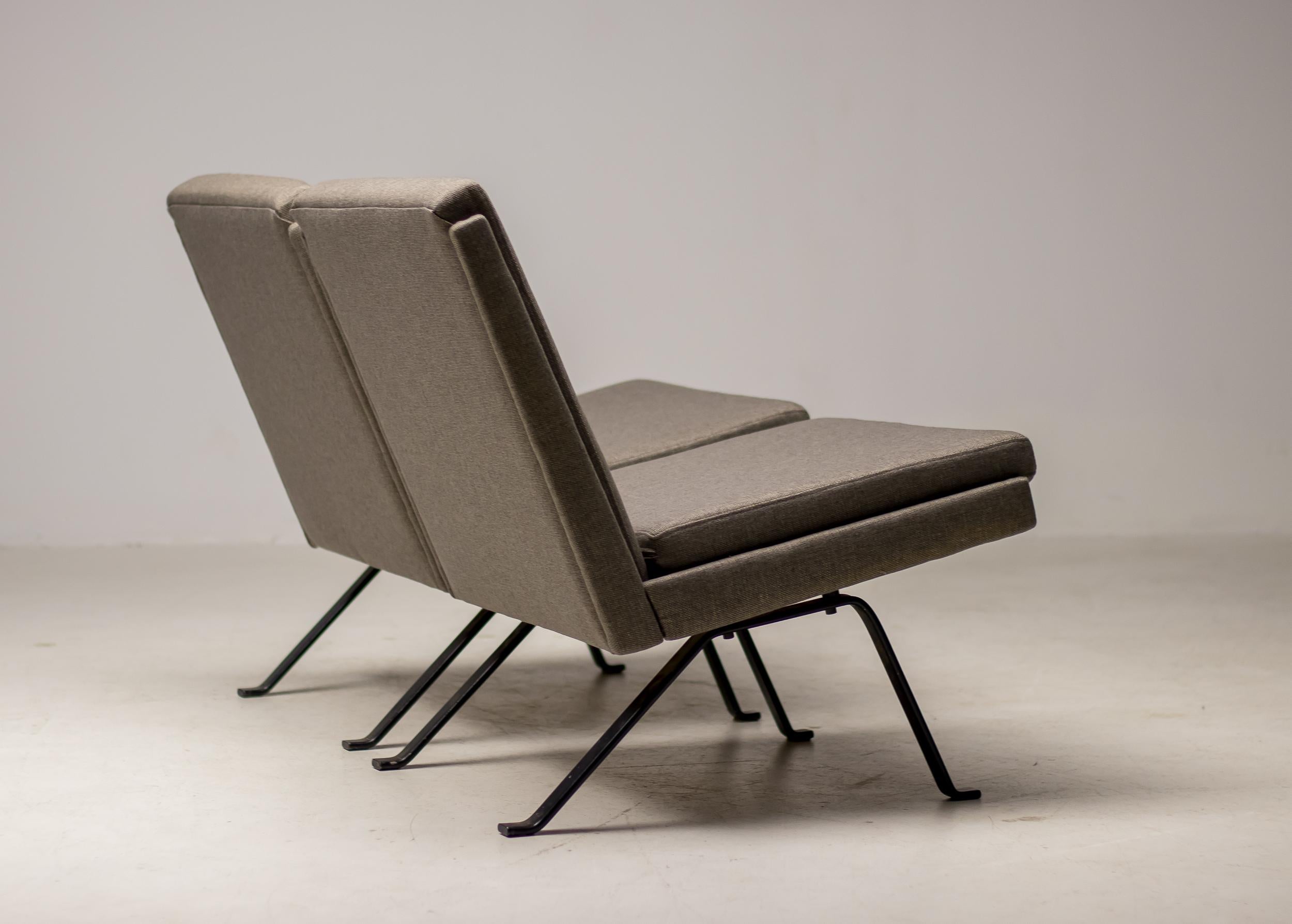 Minimalistic but very comfortable pair of 2 lounge chairs, made in The Netherlands, circa 1960.
The construction is very sophisticated, the chairs seem to float on the pair of flat steel legs.
This strict architectural Dutch design is reminiscent