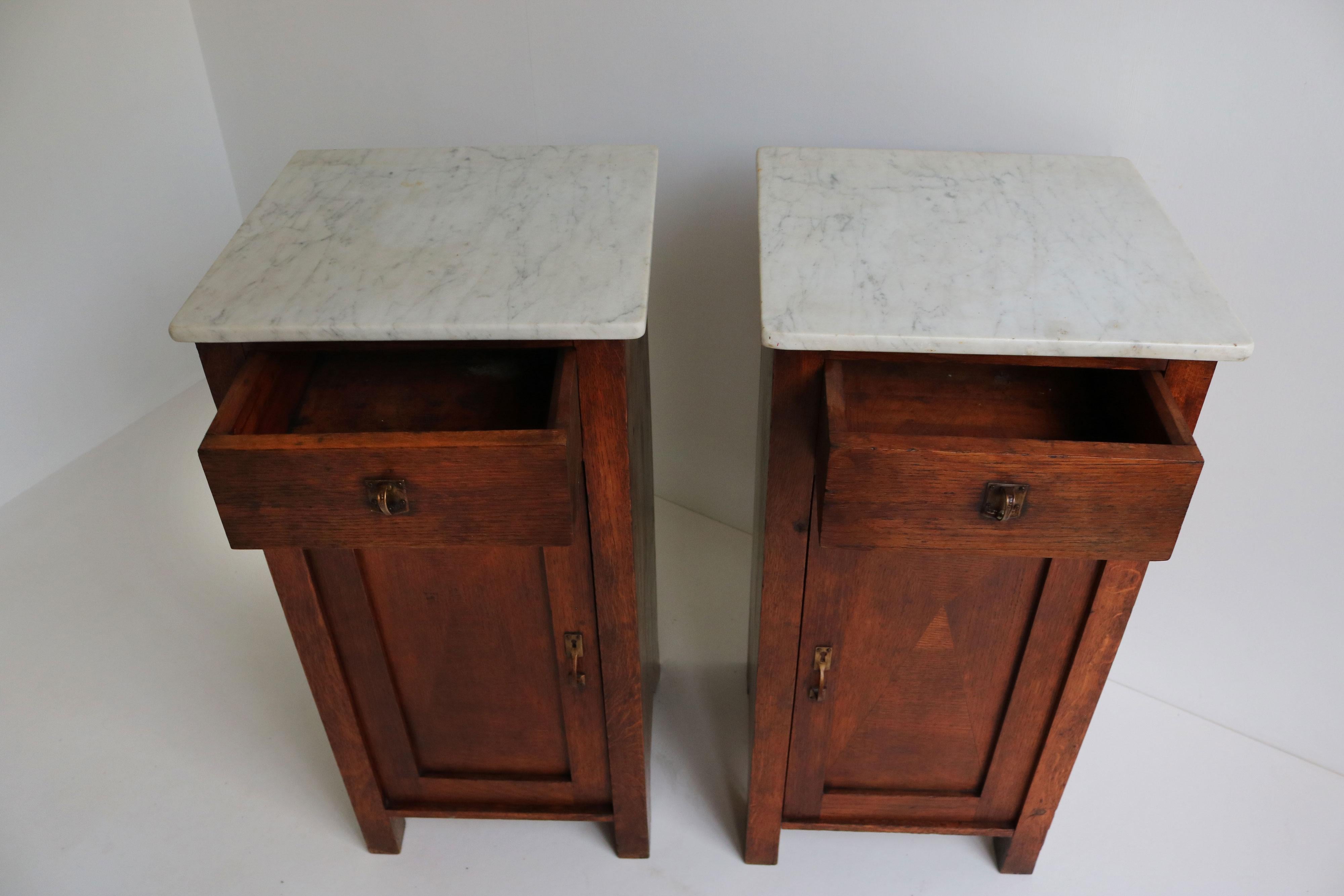 Pair of Dutch Art Deco bedside tables 1930 night stands Oak & Carrara marble   For Sale 4