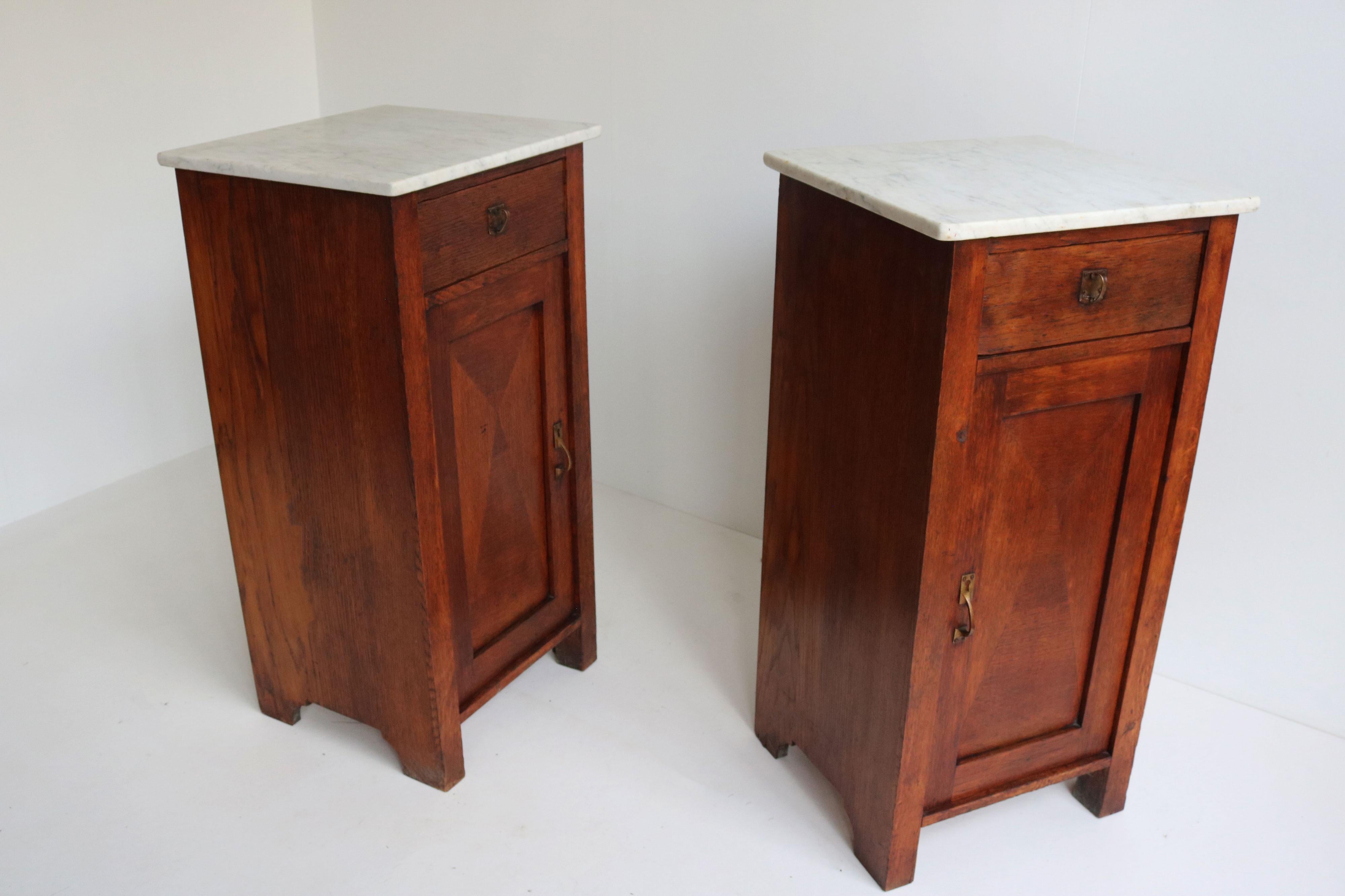 Hand-Carved Pair of Dutch Art Deco bedside tables 1930 night stands Oak & Carrara marble   For Sale
