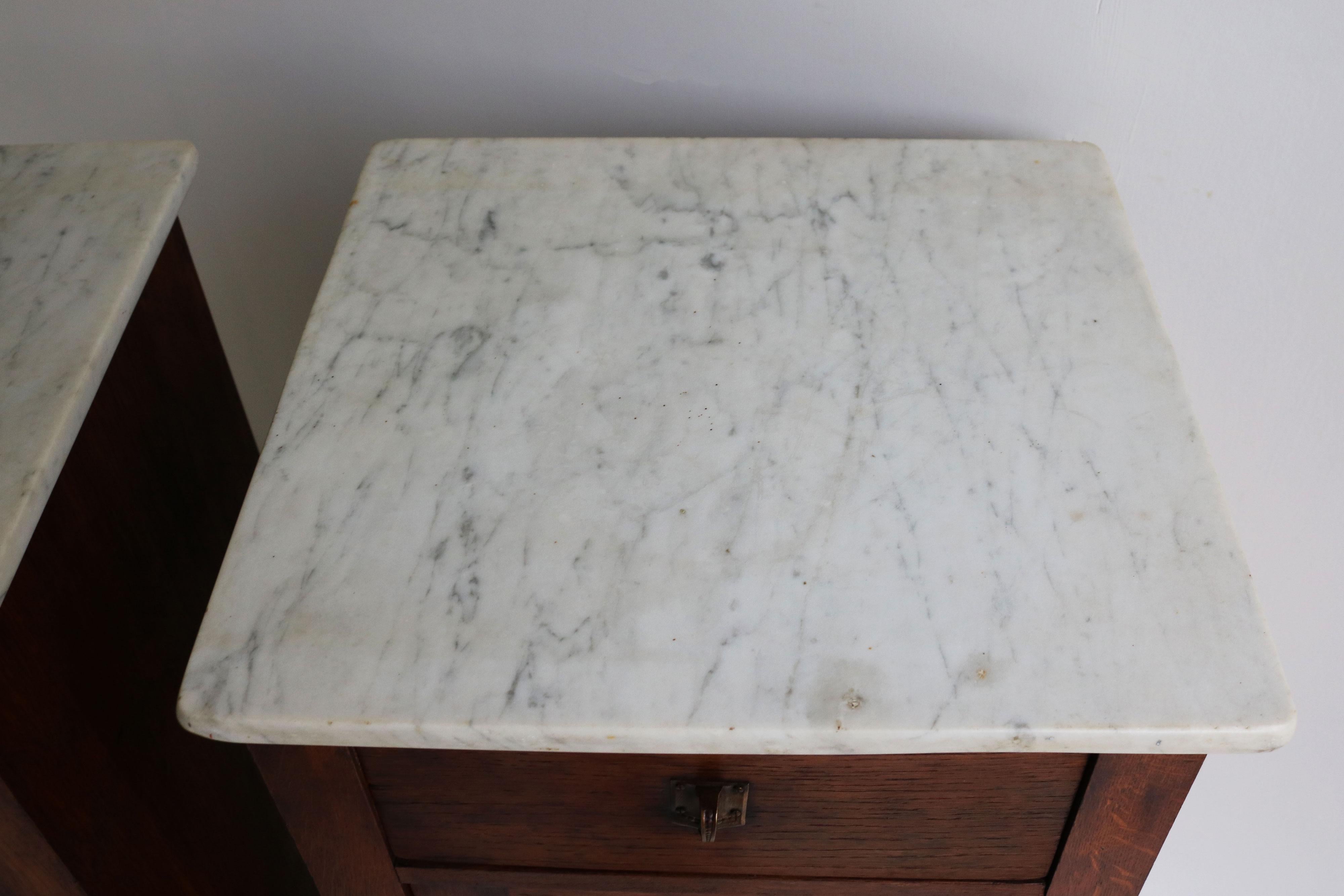 Pair of Dutch Art Deco bedside tables 1930 night stands Oak & Carrara marble   For Sale 2