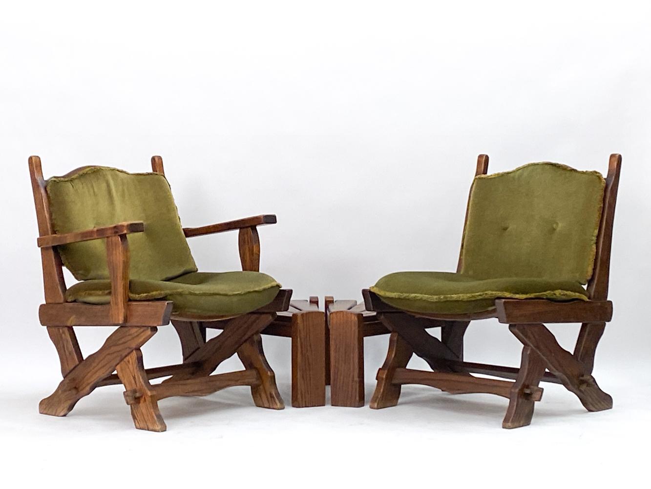 Ce magnifique ensemble de chaises de haute qualité a été produit par Awa Almelo aux Pays-Bas. Fabriqué en bois de chêne massif, cet ensemble comprend deux chaises longues confortables ainsi que deux petites tables d'appoint. La suite est conçue pour