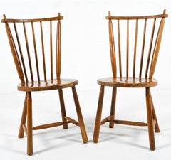 Paar holländische Beistellstühle aus geschnitzter Eiche, De Ster Gelderland zugeschrieben.