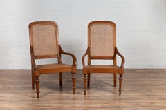 Zwei javanische Sessel aus der niederländischen Kolonialzeit mit geflochtenen Rattansitzen und -rückenlehnen