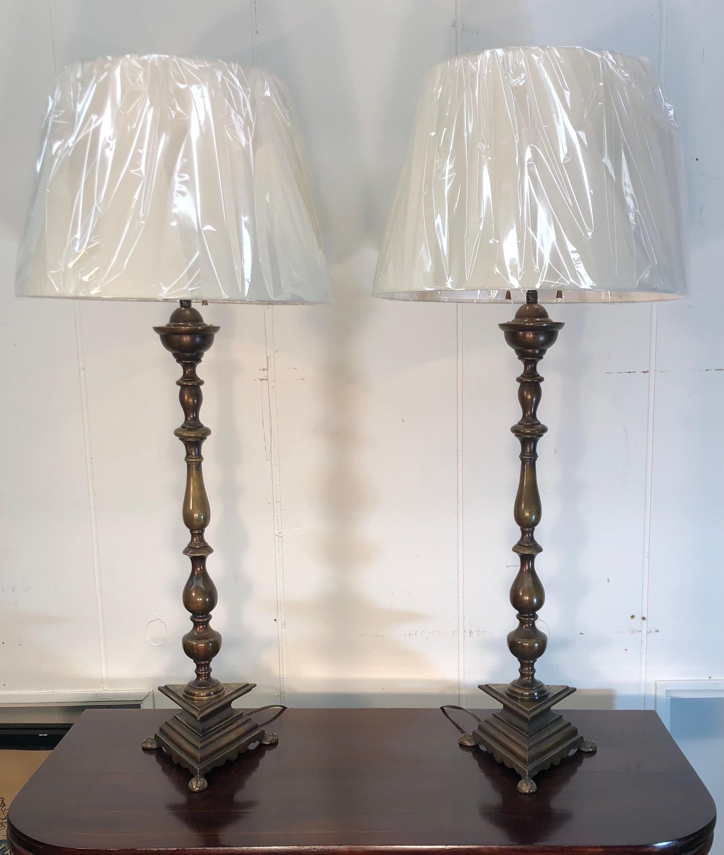 Paar Bronzelampen im niederländischen Kolonialstil, frühes 20. Jahrhundert 4