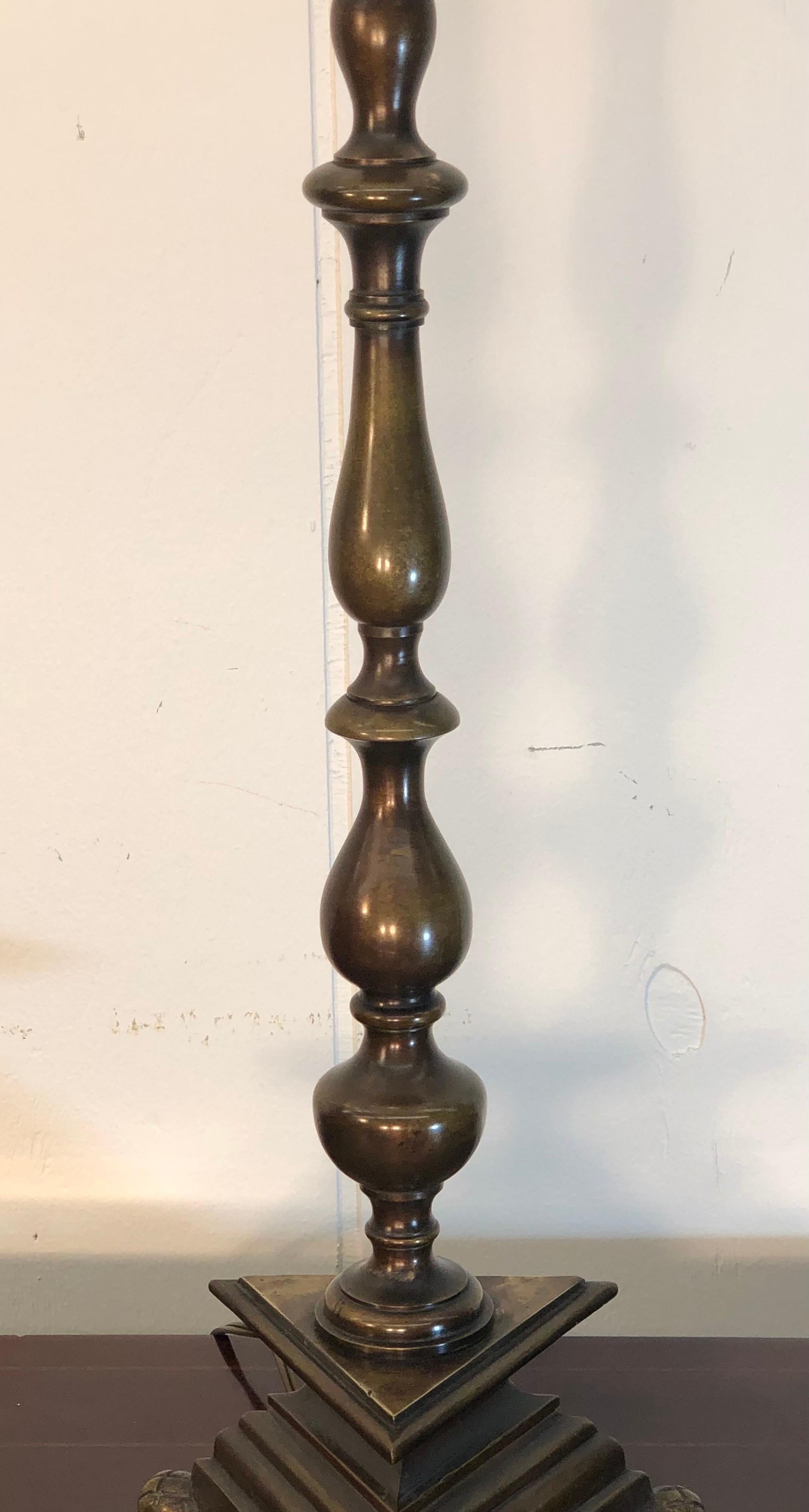 Paar Bronzelampen im niederländischen Kolonialstil, frühes 20. Jahrhundert (Patiniert)