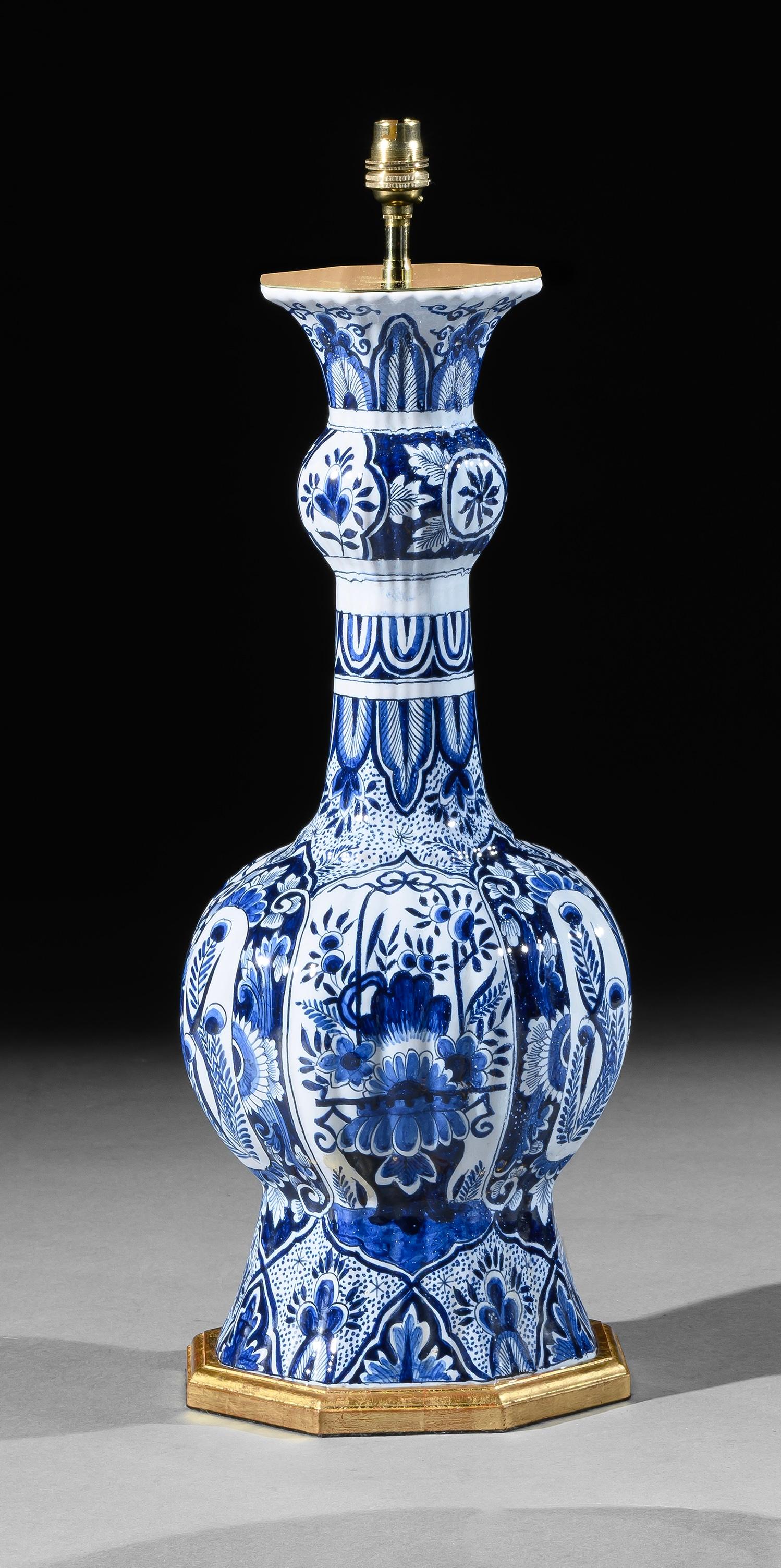 Néerlandais Paire de lampes de table hollandaises en bleu et blanc de Delft du début du 20e siècle en vente