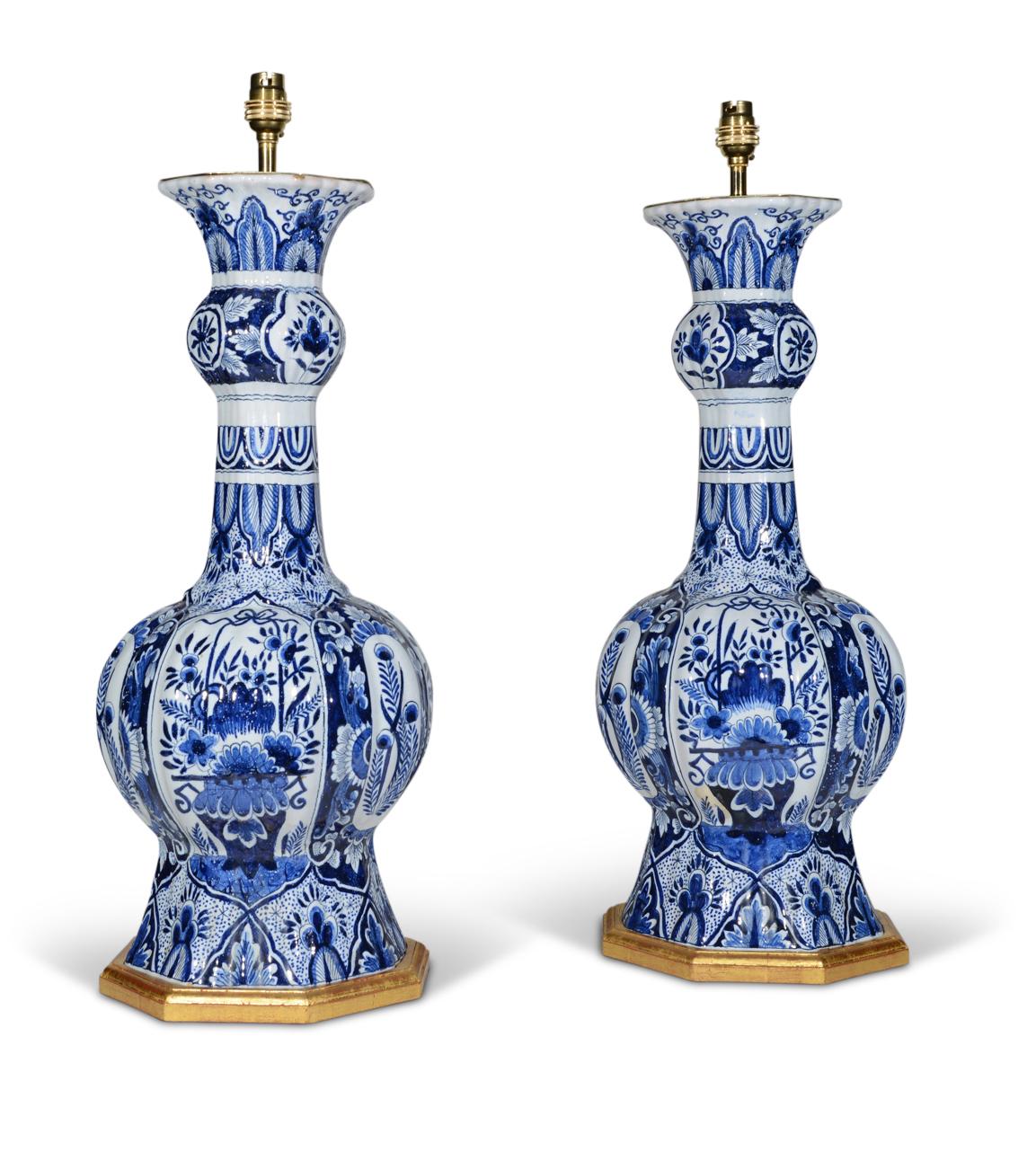 Vernissé Paire de lampes de table hollandaises en bleu et blanc de Delft du début du 20e siècle en vente