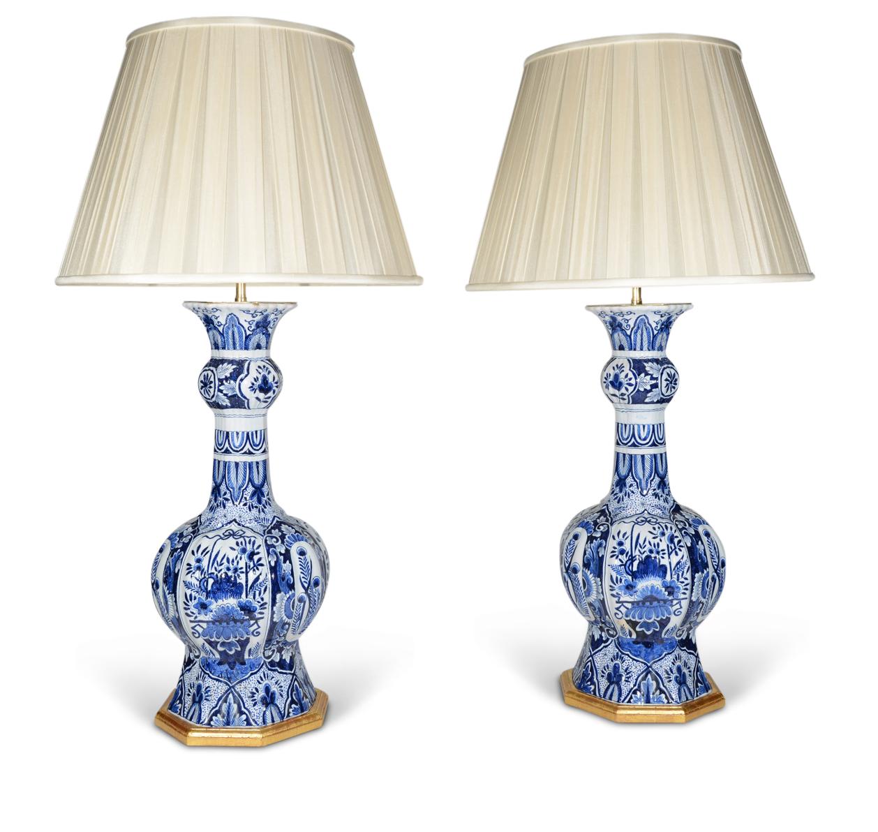 Paire de lampes de table hollandaises en bleu et blanc de Delft du début du 20e siècle Bon état - En vente à London, GB