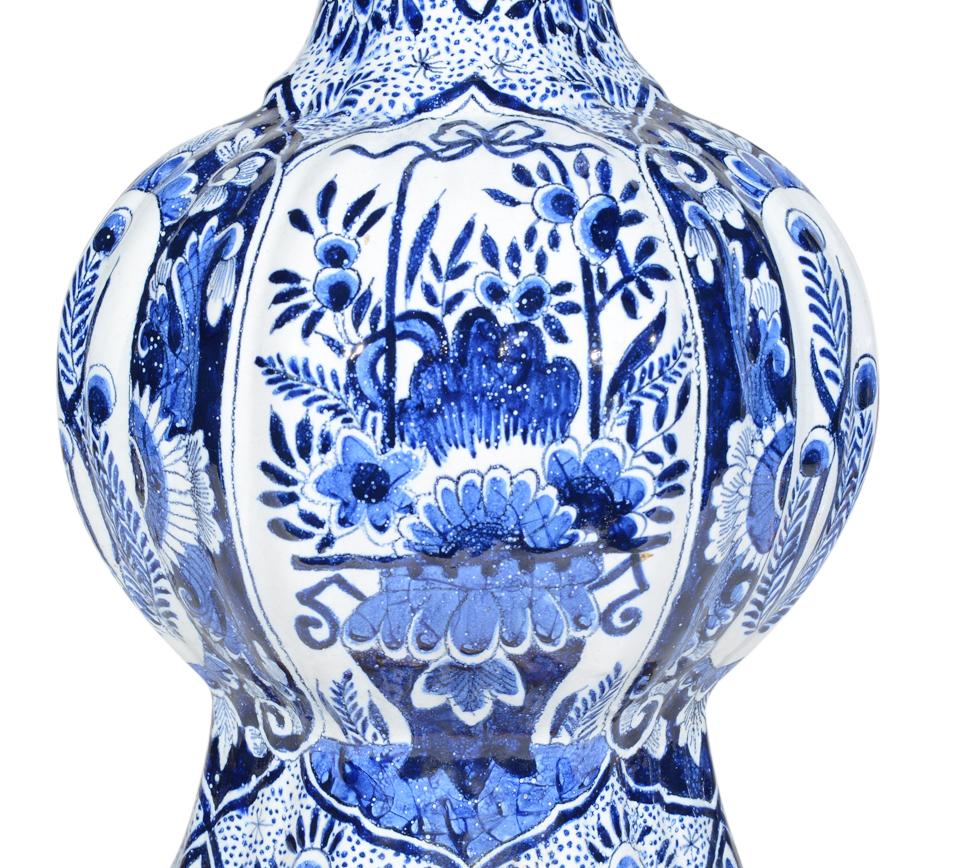 20ième siècle Paire de lampes de table hollandaises en bleu et blanc de Delft du début du 20e siècle en vente
