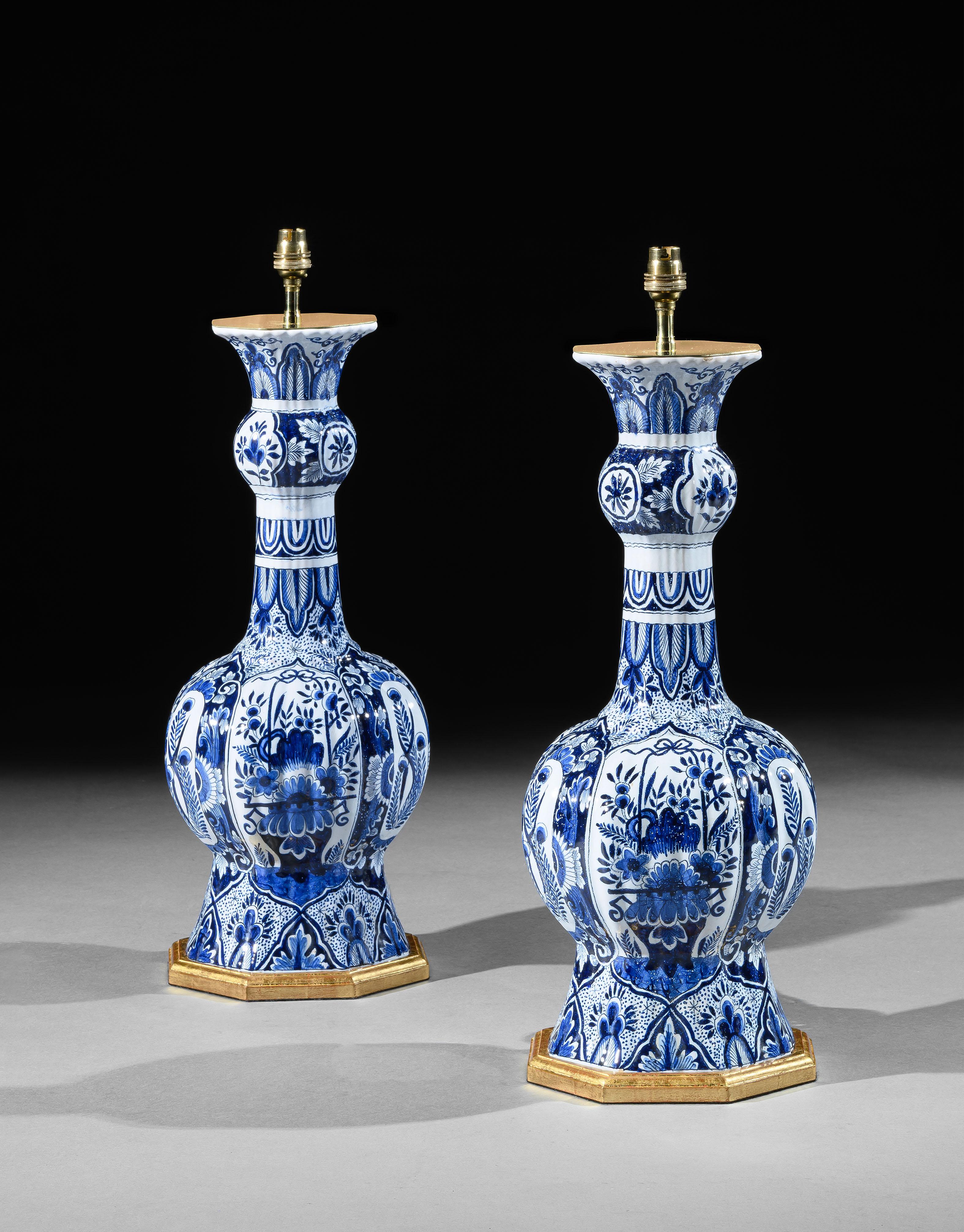 Paire de lampes de table hollandaises en bleu et blanc de Delft du début du 20e siècle en vente 1
