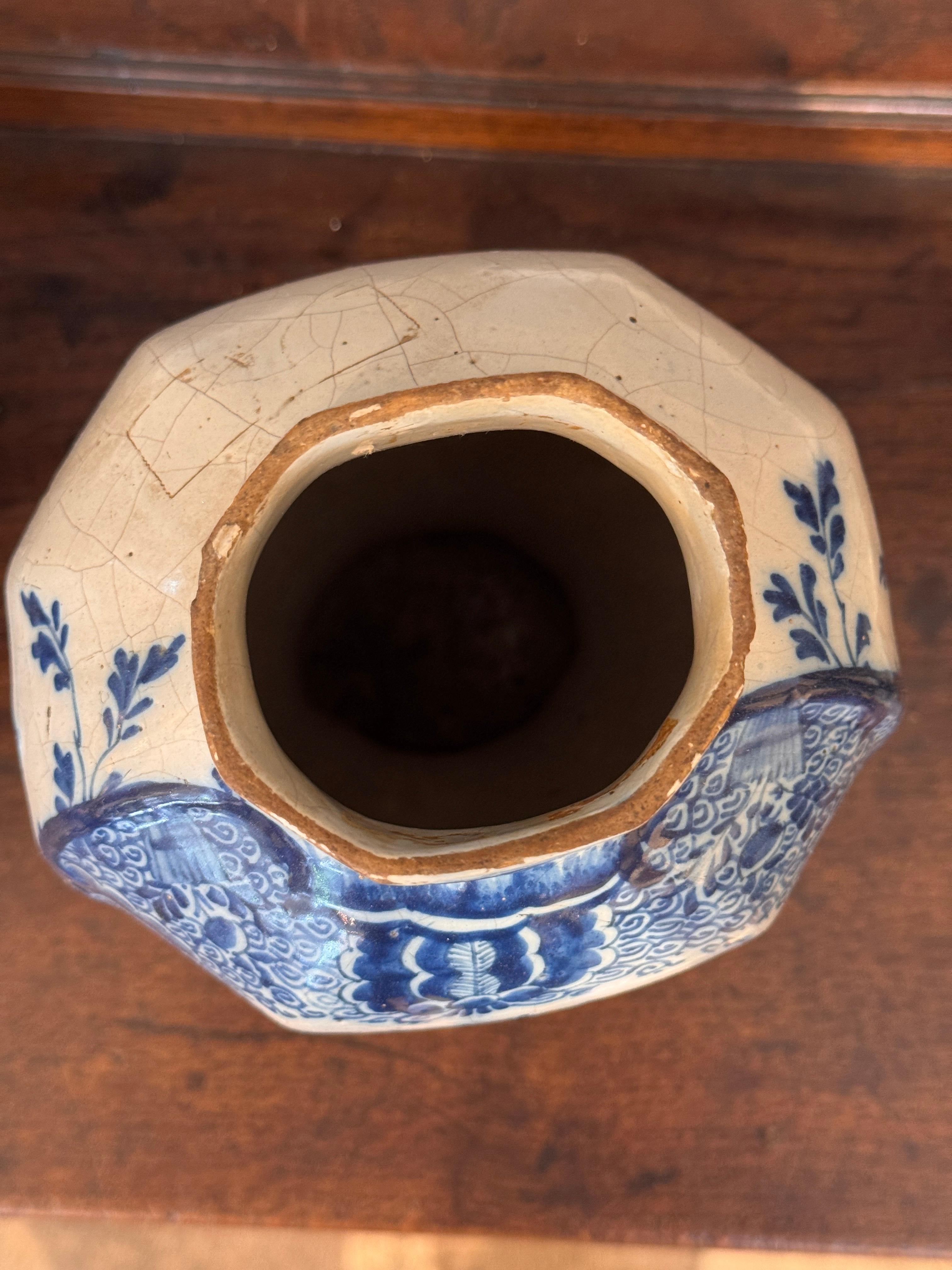 Paire de vases hollandais Delft bleu et blanc à décor floral en vente 4
