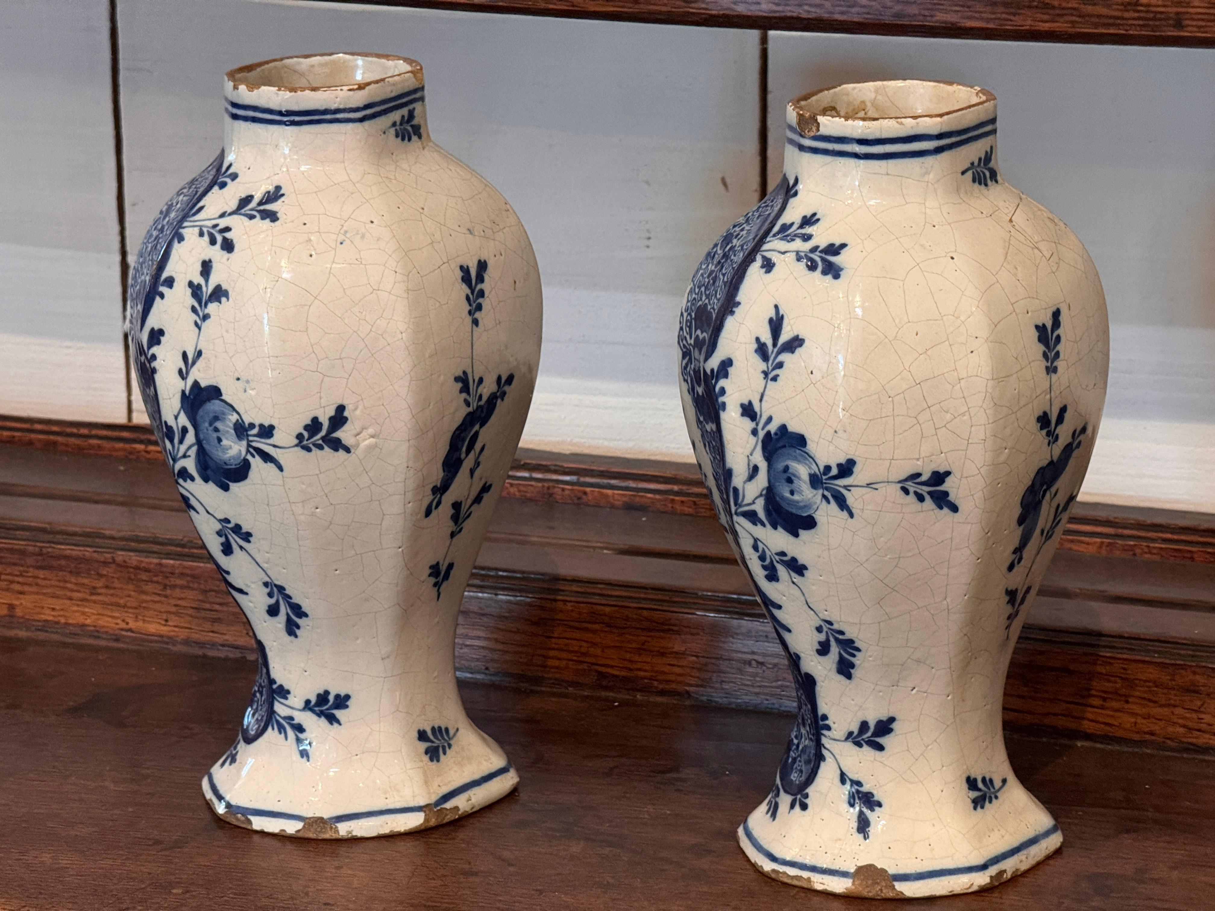 Paire de vases hollandais Delft bleu et blanc à décor floral en vente 5