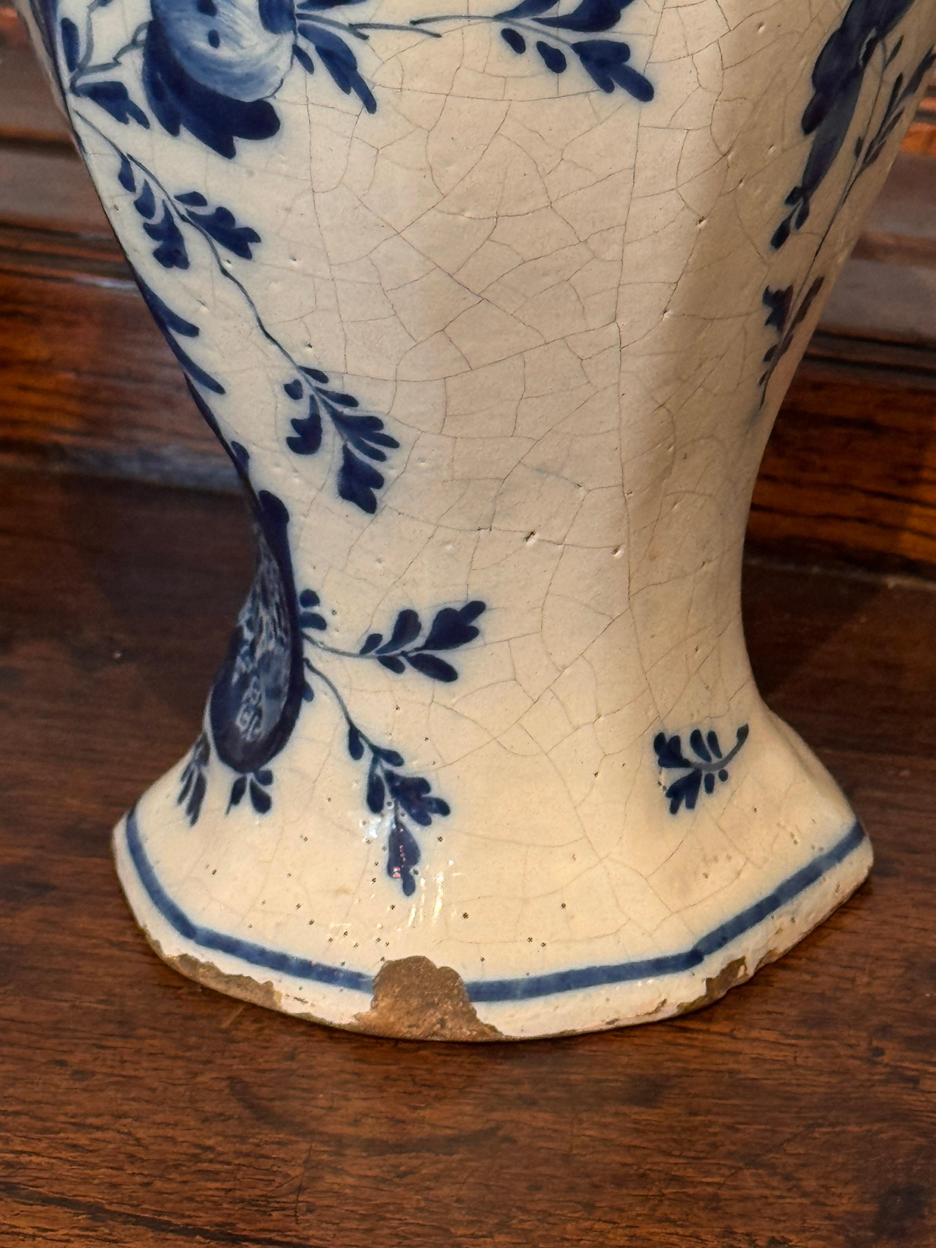 Paire de vases hollandais Delft bleu et blanc à décor floral en vente 6