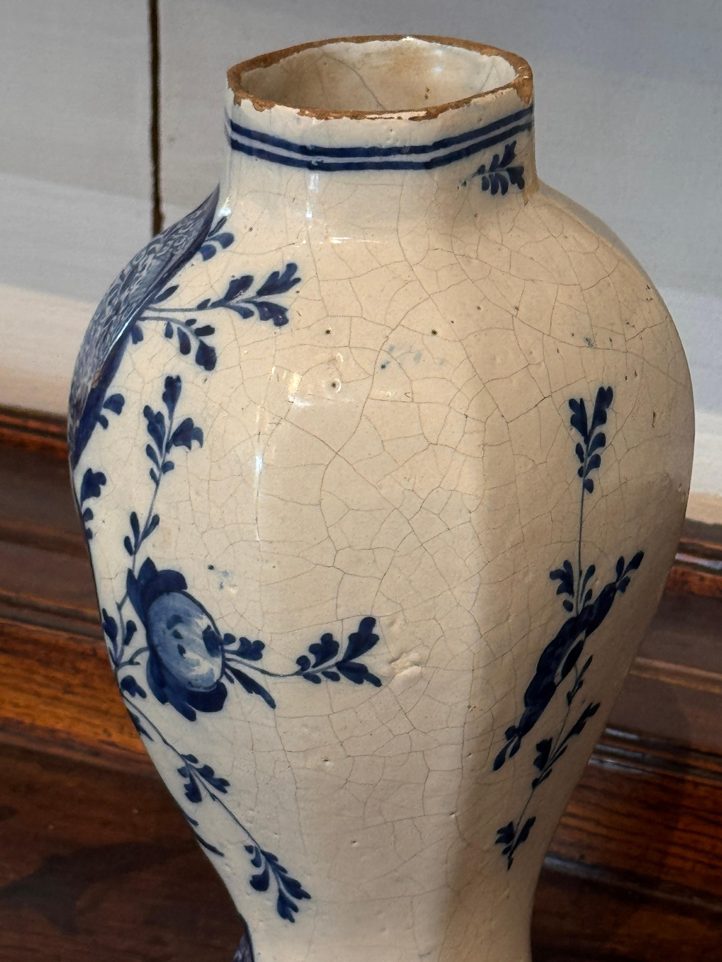 Paire de vases hollandais Delft bleu et blanc à décor floral en vente 7