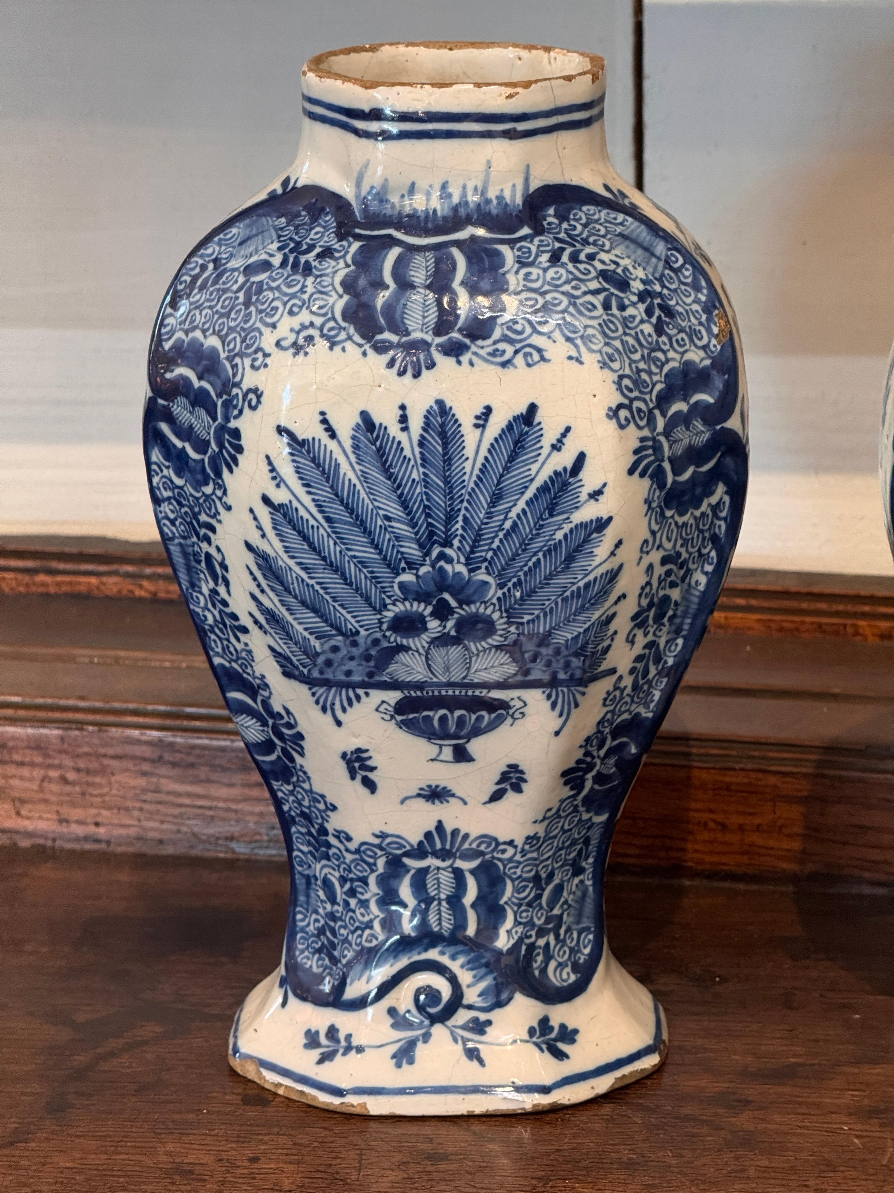 Néerlandais Paire de vases hollandais Delft bleu et blanc à décor floral en vente