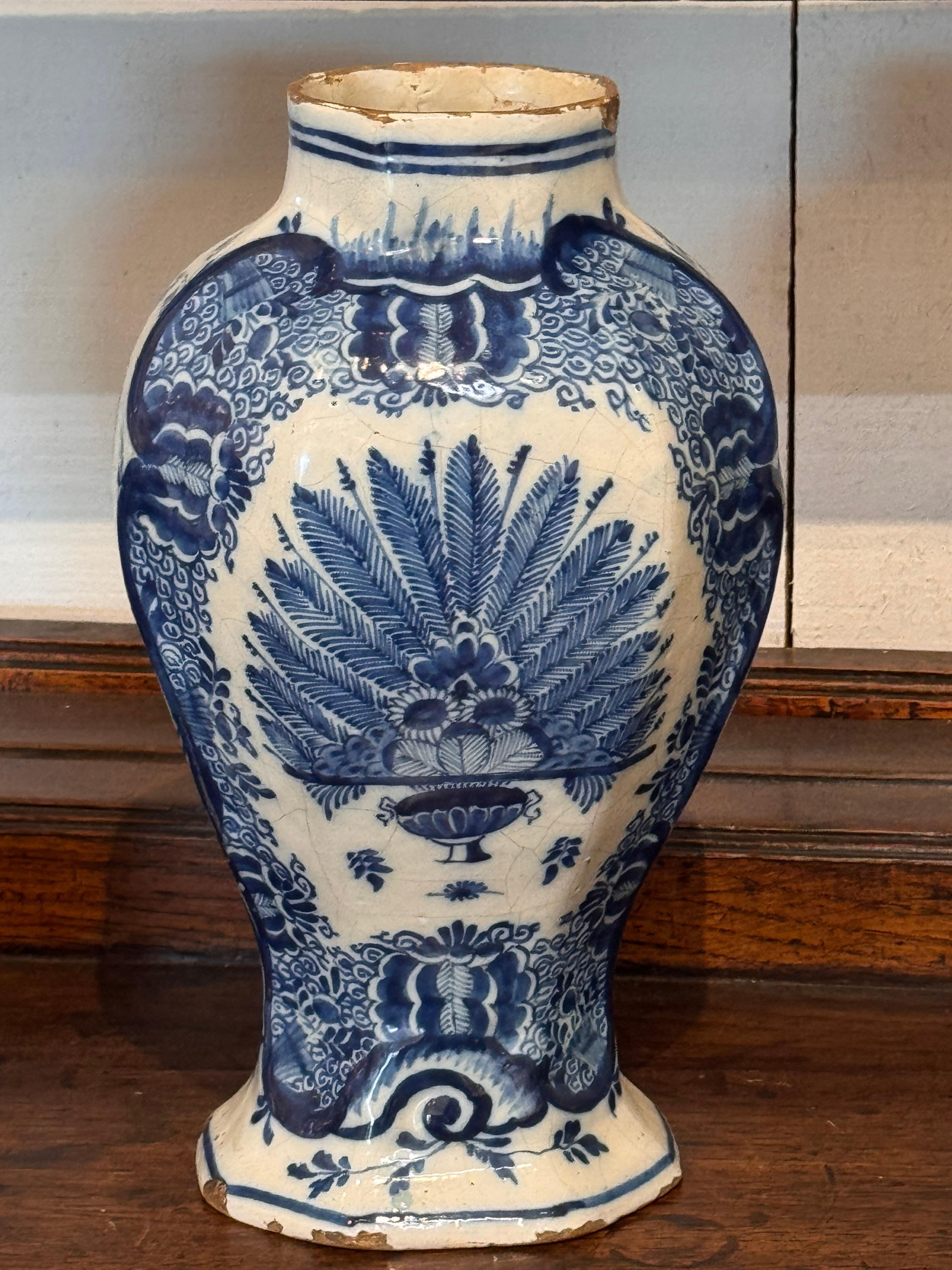 Paire de vases hollandais Delft bleu et blanc à décor floral Bon état - En vente à Charlottesville, VA